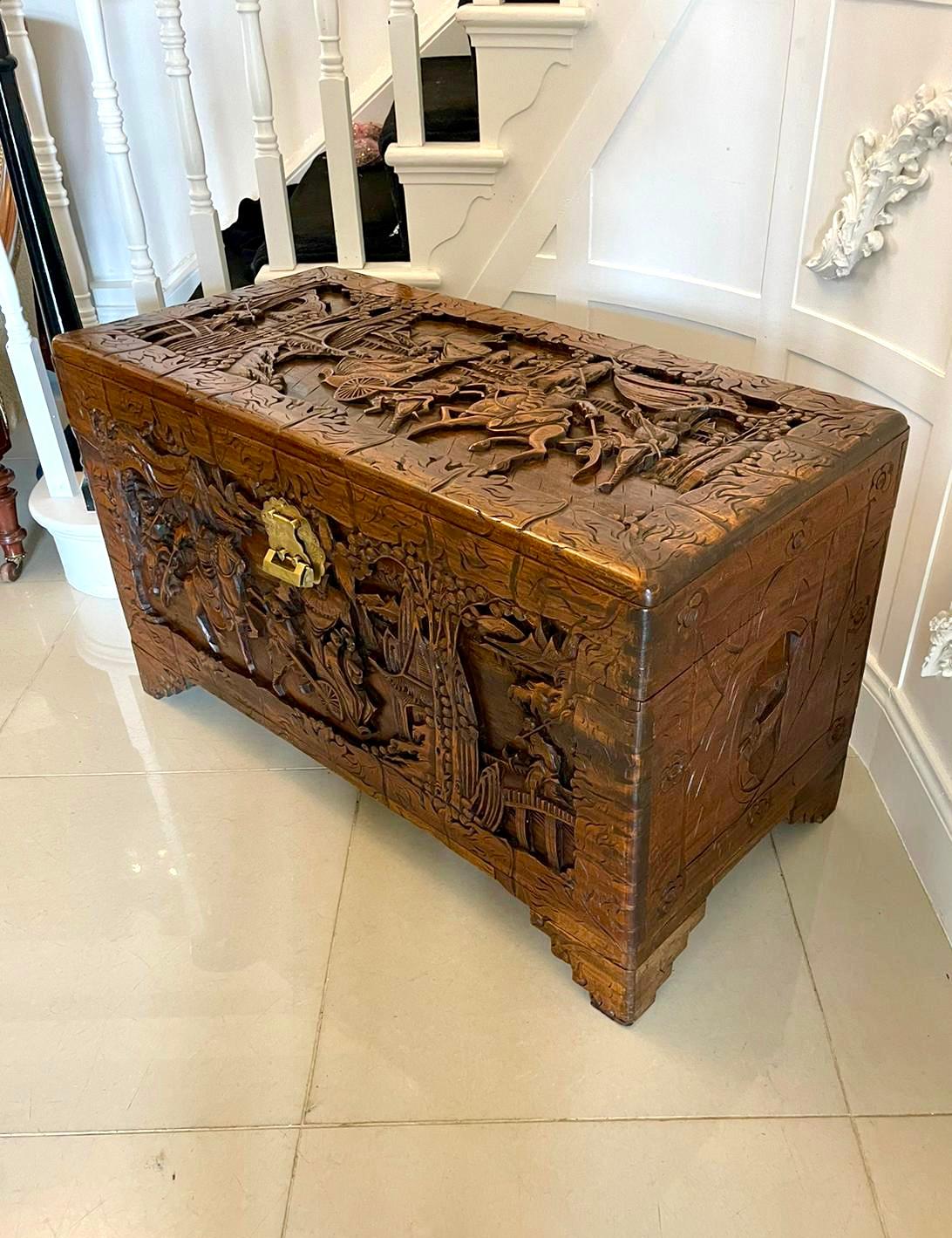Commode autoportante chinoise ancienne de qualité exceptionnelle en bois de camphor sculpté 11