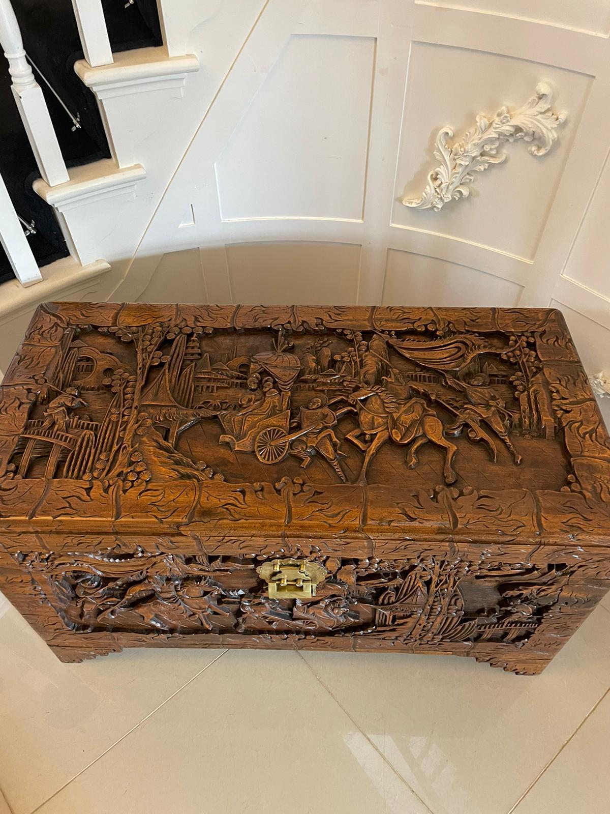 Sculpté Commode autoportante chinoise ancienne de qualité exceptionnelle en bois de camphor sculpté