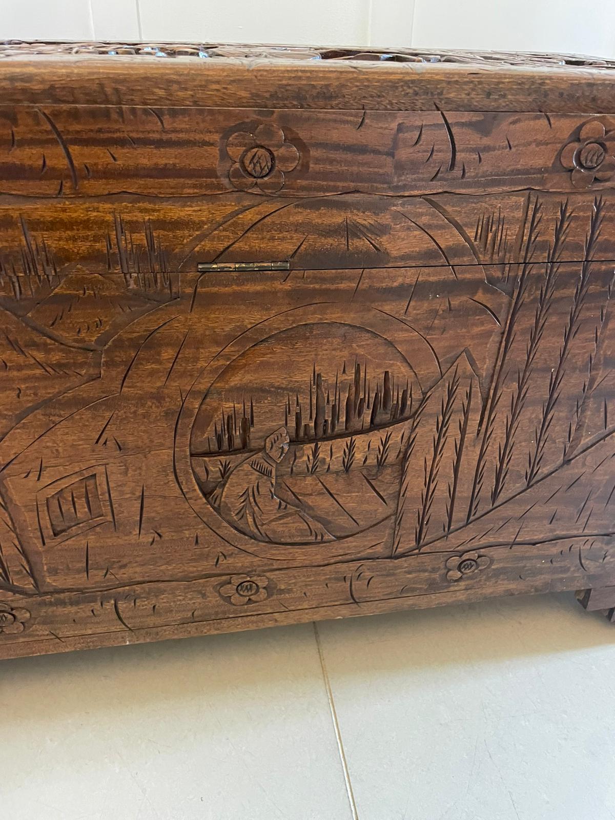 Autre Commode autoportante chinoise ancienne de qualité exceptionnelle en bois de camphor sculpté