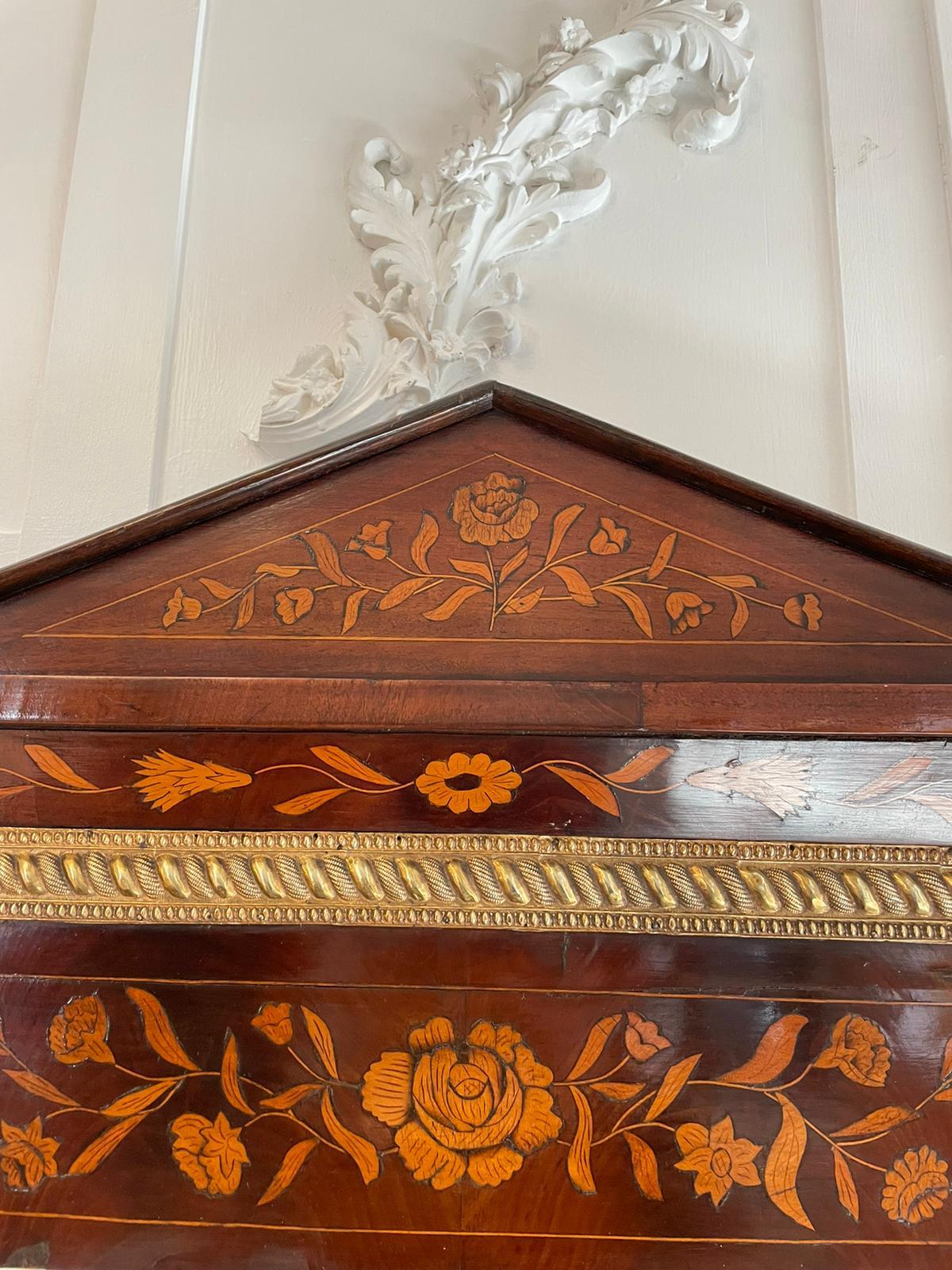 Miroir mural en acajou incrusté de marqueterie hollandaise de George III, de qualité exceptionnelle, avec un fantastique décor de marqueterie florale et une décoration en laiton ornée, ainsi que la plaque de miroir d'origine à bord biseauté.

Il