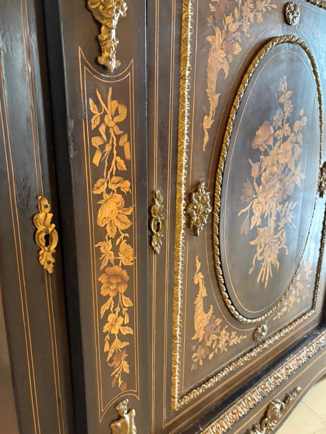 Credenza antigua de marquetería floral ebonizada y taraceada de calidad excepcional Incrustación en venta