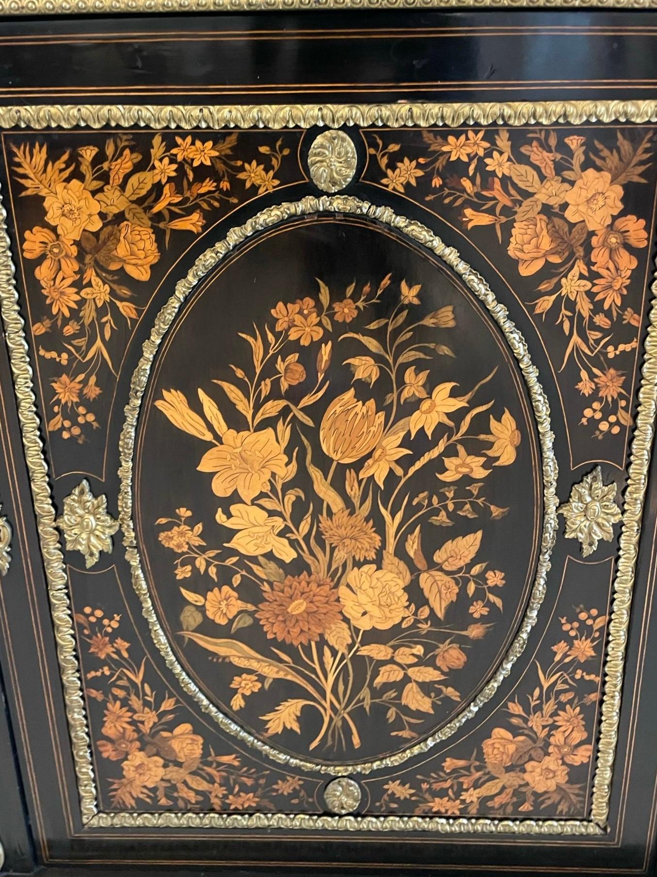 Incrusté Crédence ancienne en marqueterie florale incrustée et ébénisée de qualité exceptionnelle en vente