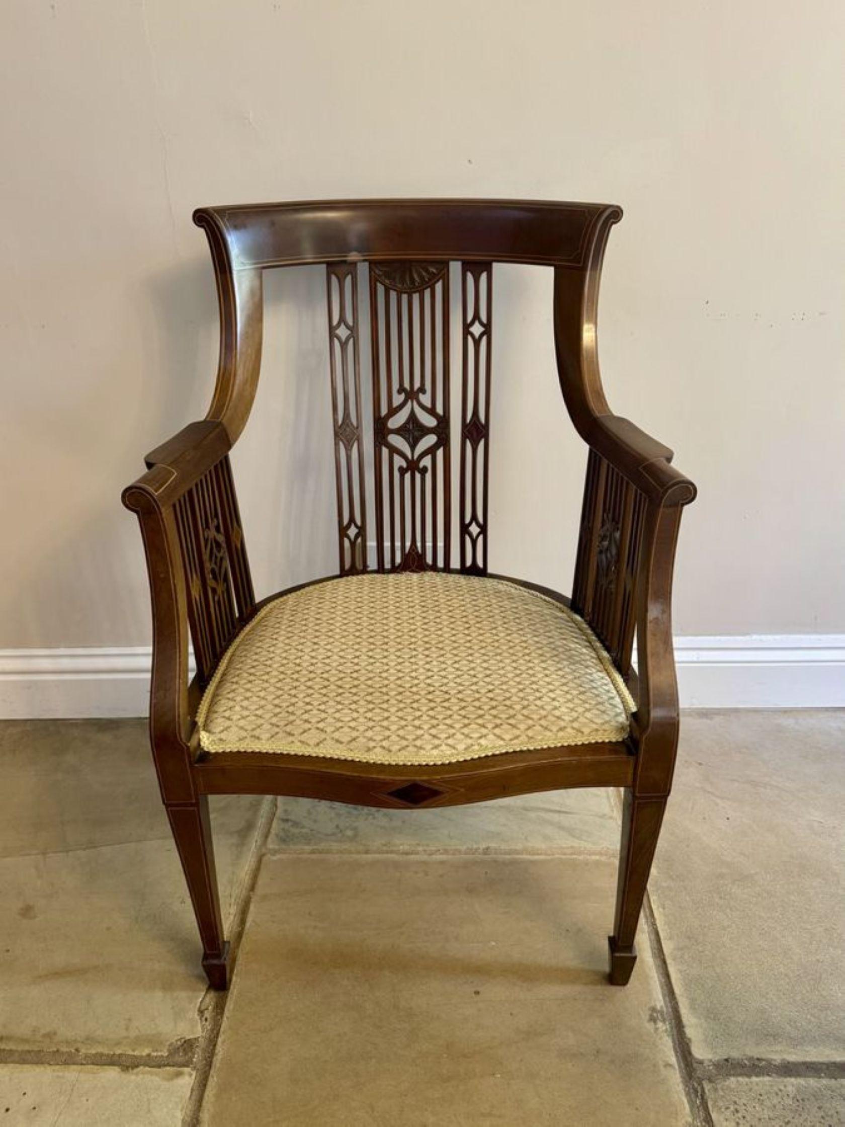 Chaise de bureau en acajou incrusté de qualité exceptionnelle, de l'époque édouardienne, avec un dossier façonné en acajou incrusté de qualité exceptionnelle, avec une plinthe sculptée au centre des accoudoirs ouverts en forme, siège récemment