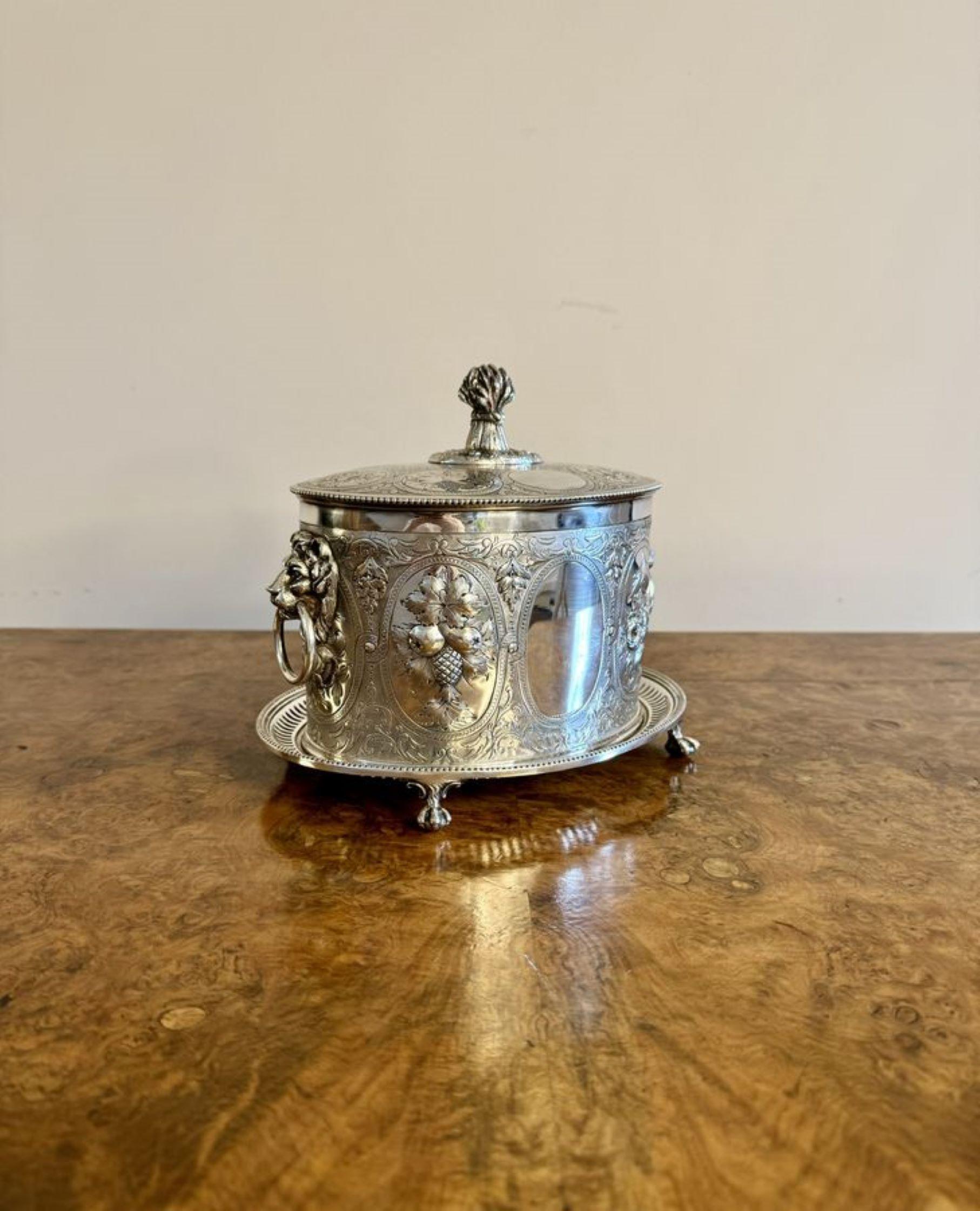 Outstanding quality antique Edwardian ornate silver plated biscuit barrel  In Good Condition For Sale In Ipswich, GB