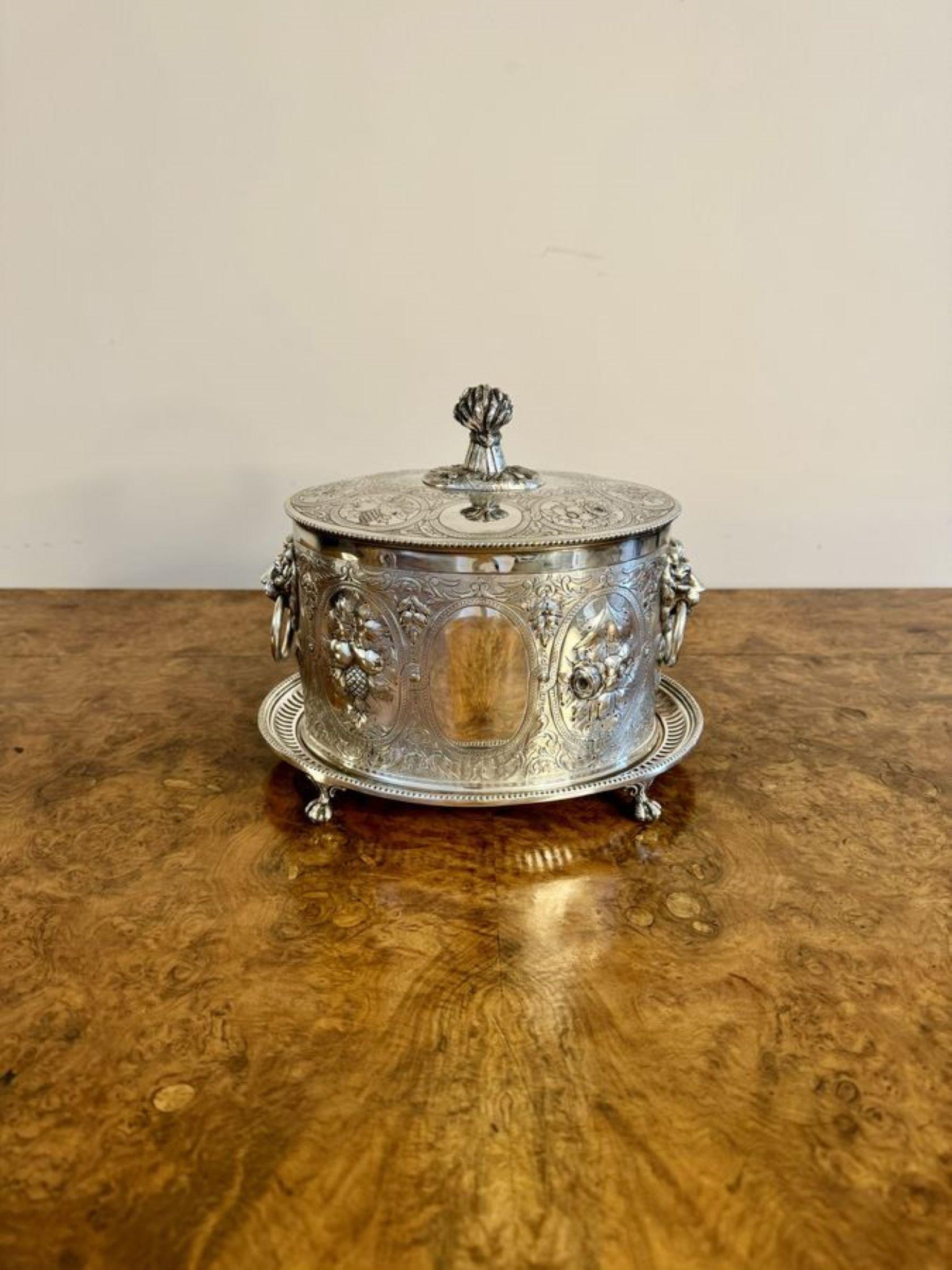 Antiguo barril de galletas eduardiano ornamentado con baño de plata de excelente calidad en venta 2