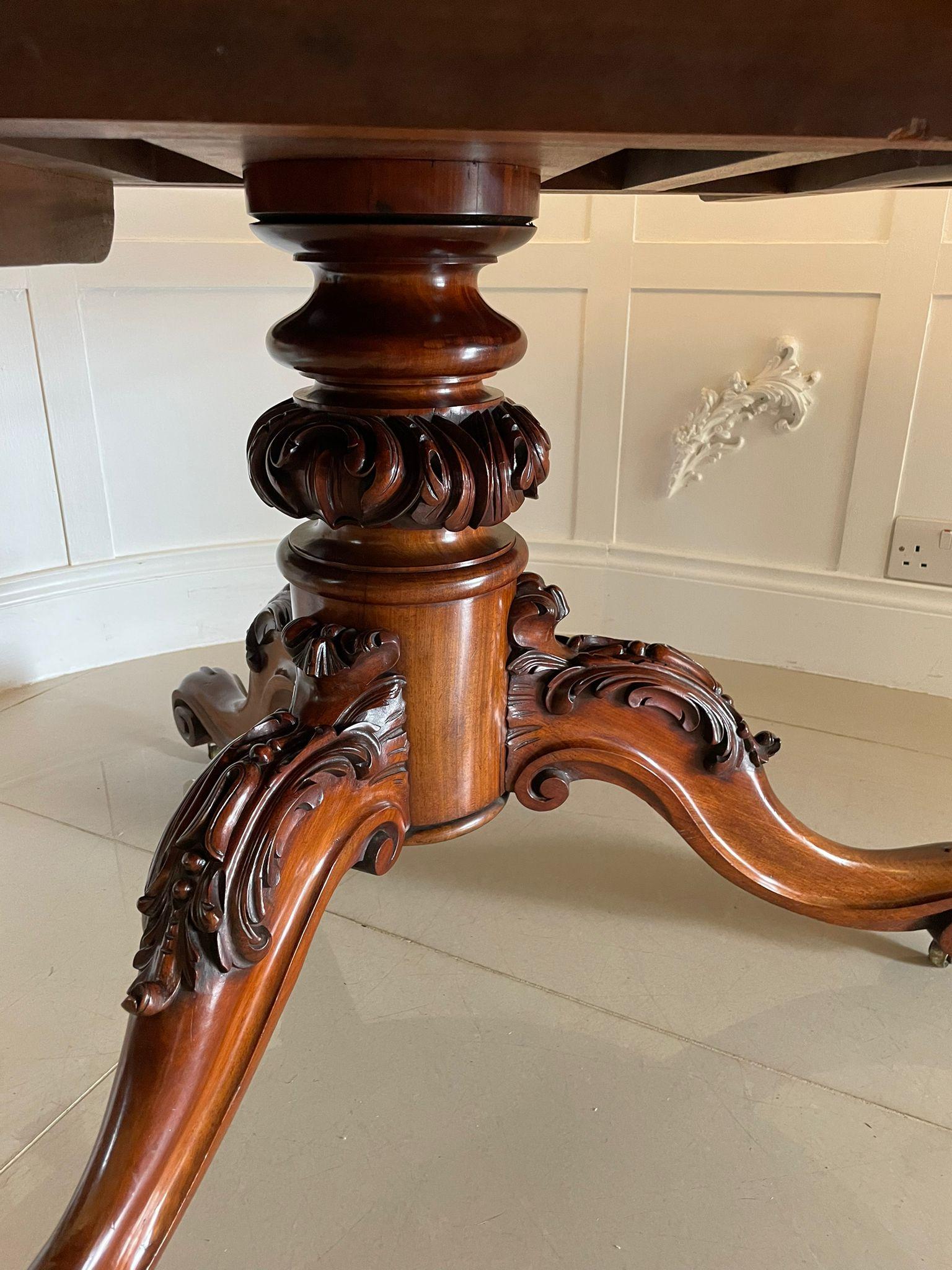 Outstanding Quality Antique Figured Mahogany 6 Seater Circular Dining Table In Good Condition For Sale In Suffolk, GB