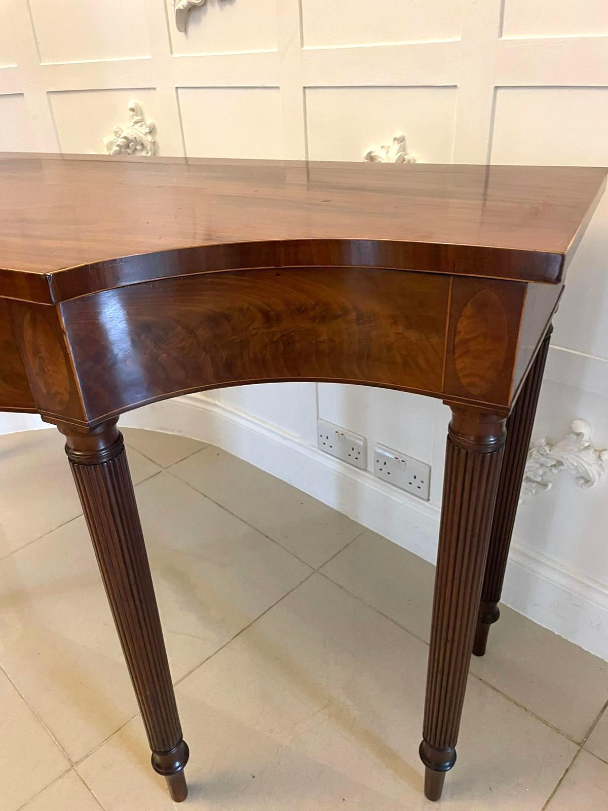 Outstanding Quality Antique Figured Mahogany Serpentine Shaped Serving Table In Good Condition In Suffolk, GB