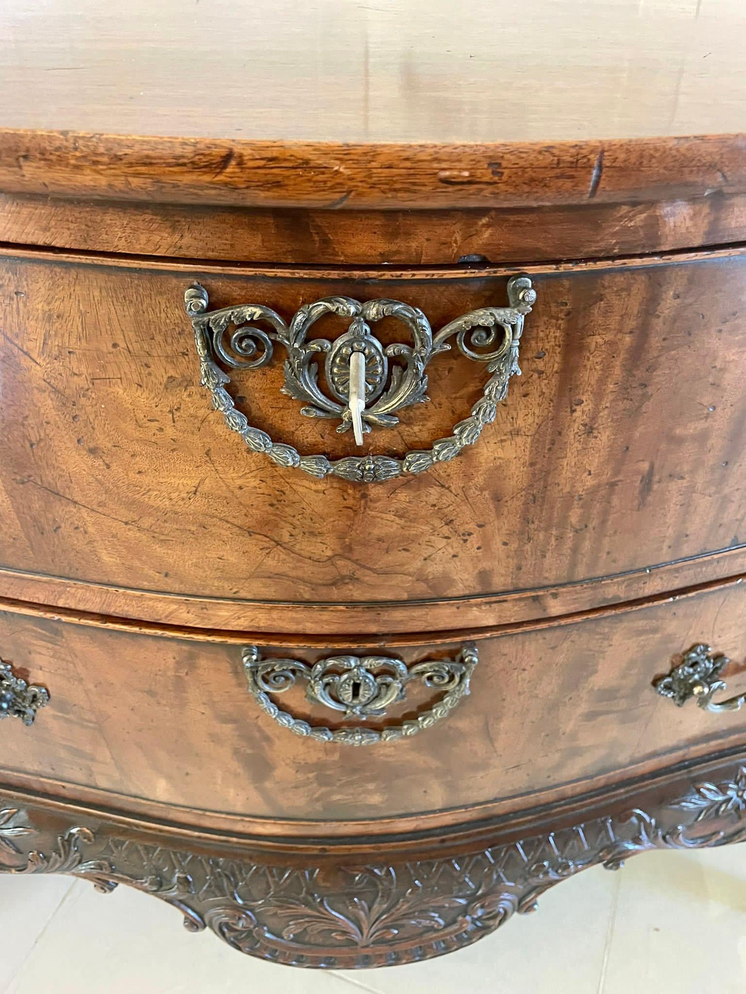 Outstanding Quality Antique Figured Mahogany Serpentine Shaped Chest of Drawers For Sale 6