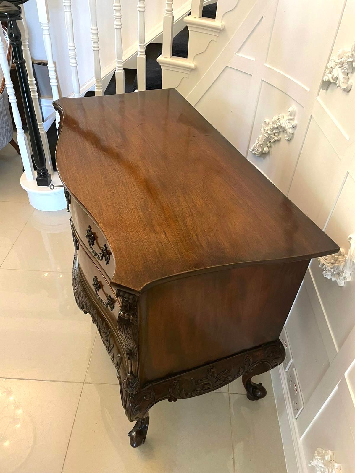 Outstanding Quality Antique Figured Mahogany Serpentine Shaped Chest of Drawers In Good Condition For Sale In Suffolk, GB