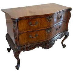 Commode en forme de serpentine en acajou figuré d'une qualité exceptionnelle