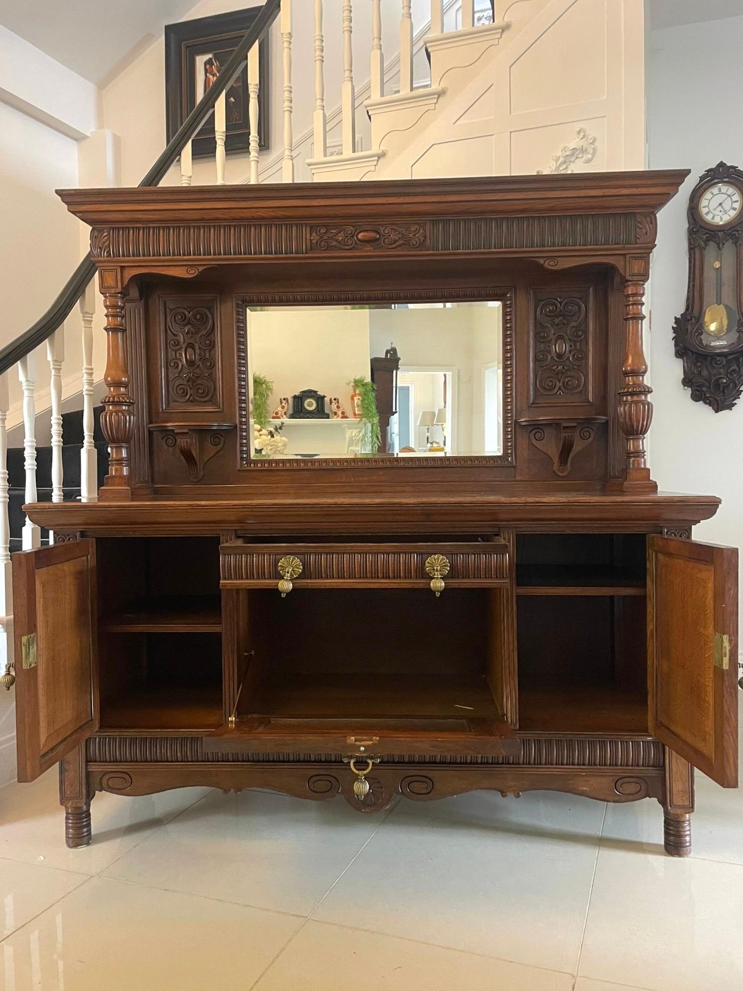 Antikes viktorianisches Sideboard aus geschnitzter Eiche in herausragender Qualität (Viktorianisch) im Angebot