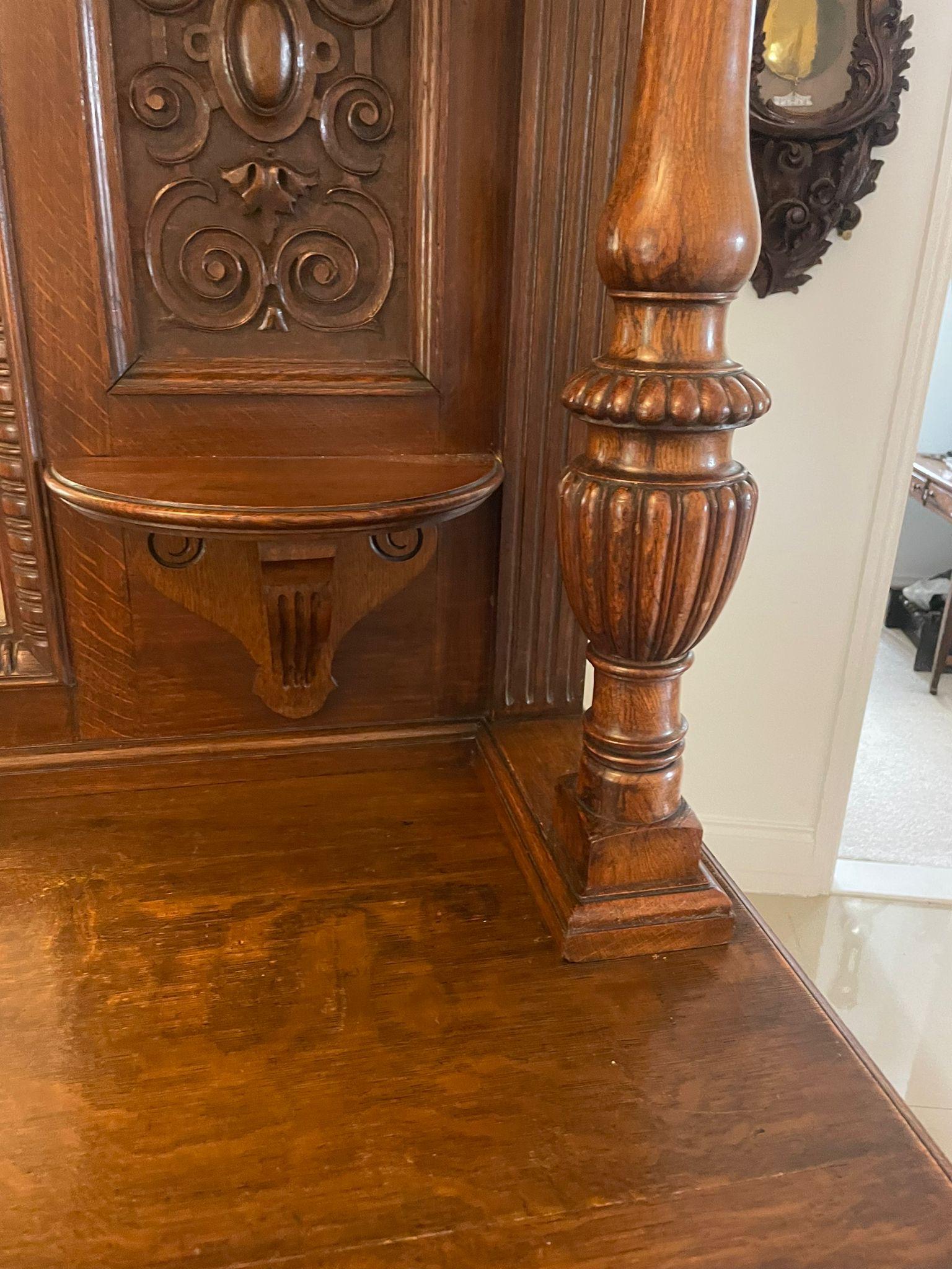 Antikes viktorianisches Sideboard aus geschnitzter Eiche in herausragender Qualität (Geschnitzt) im Angebot