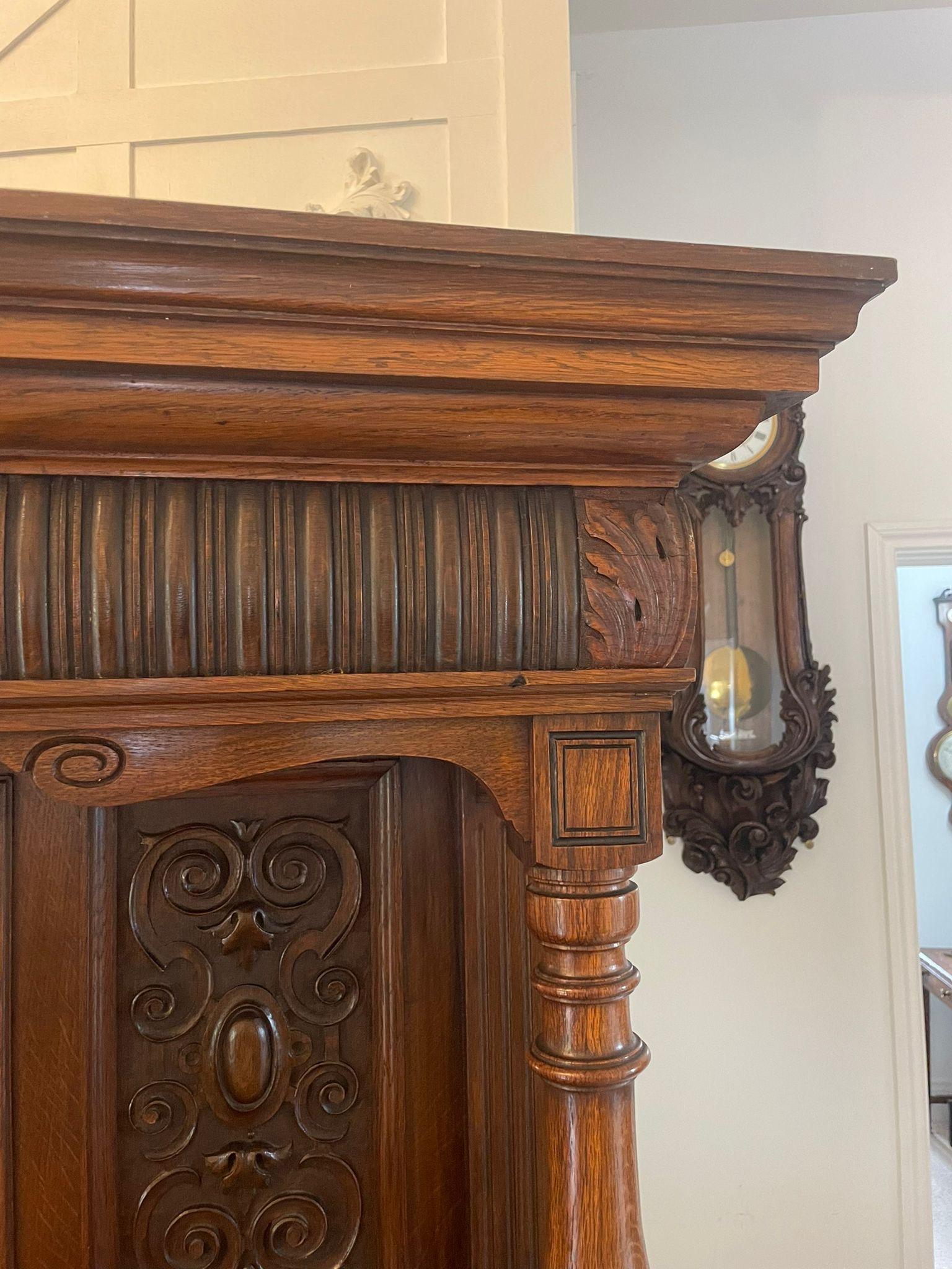 Antikes viktorianisches Sideboard aus geschnitzter Eiche in herausragender Qualität (19. Jahrhundert) im Angebot