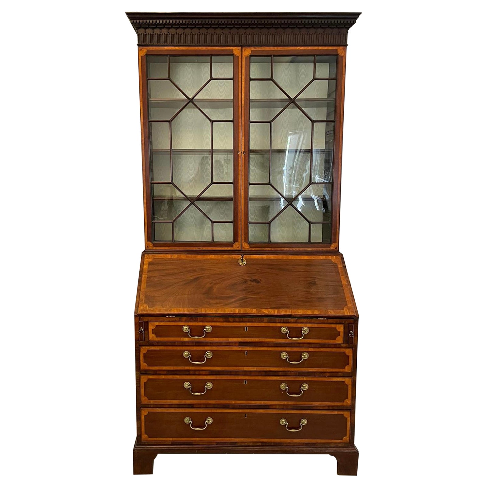 Ancienne bibliothèque-bureau George III en acajou marqueté d'une qualité exceptionnelle