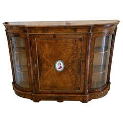 Credenza antigua de calidad excepcional con incrustaciones de porcelana de nogal