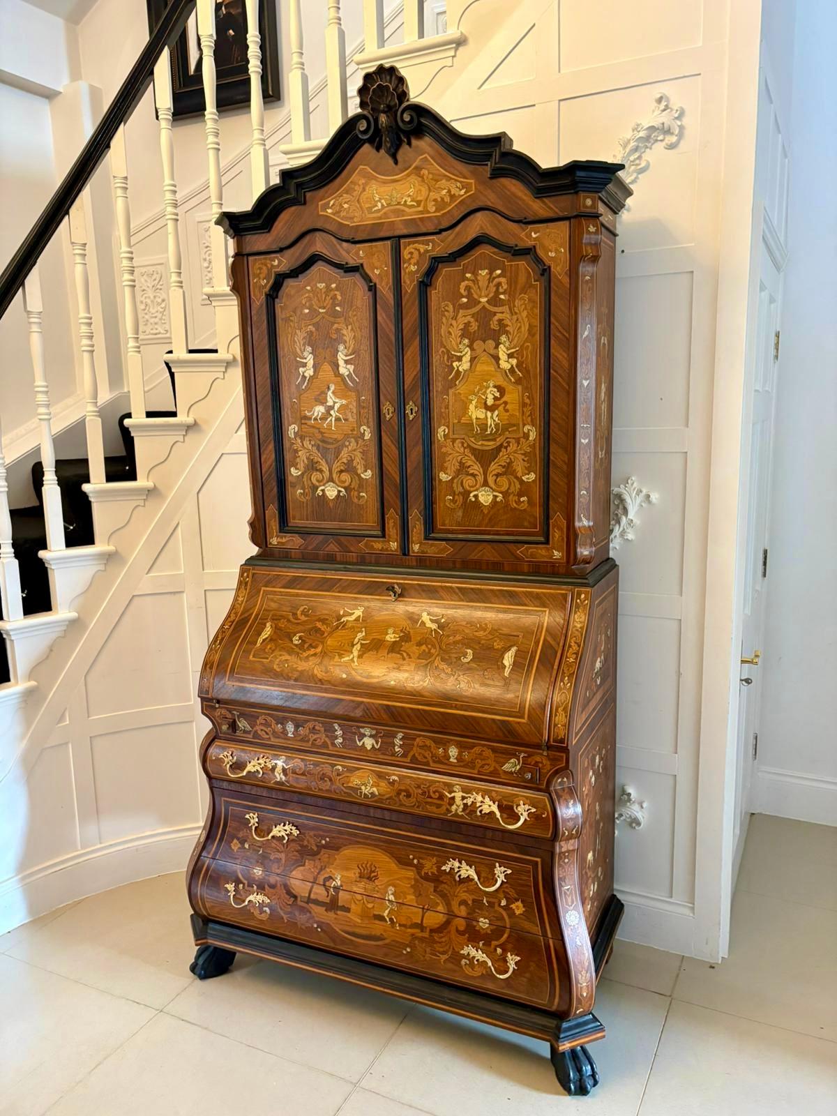 Magnifique bibliothèque-bureau italienne ancienne en ronce de noyer incrustée de marqueterie avec une belle corniche sculptée au-dessus d'une paire de portes à panneaux sculptés incrustés de marqueterie s'ouvrant pour révéler un intérieur à étagères
