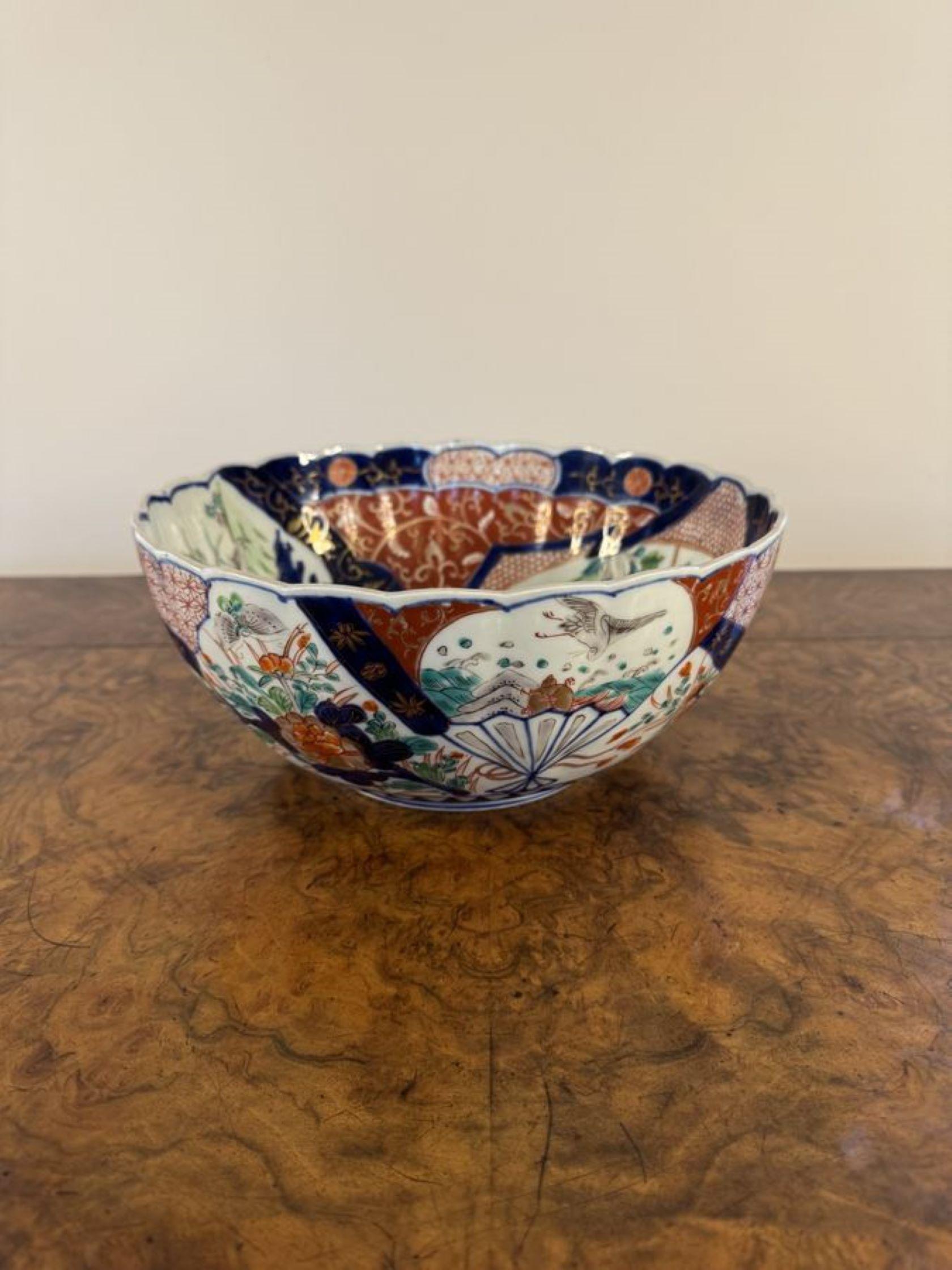 Hervorragende Qualität antike japanische Imari-Schale mit einer hervorragenden Qualität antike japanische Imari-Schale mit Tafeln in Form von Fächern mit Tieren, Vögeln, Insekten, Blumen, Bäumen und Mustern in fantastischen blauen, grünen, roten,