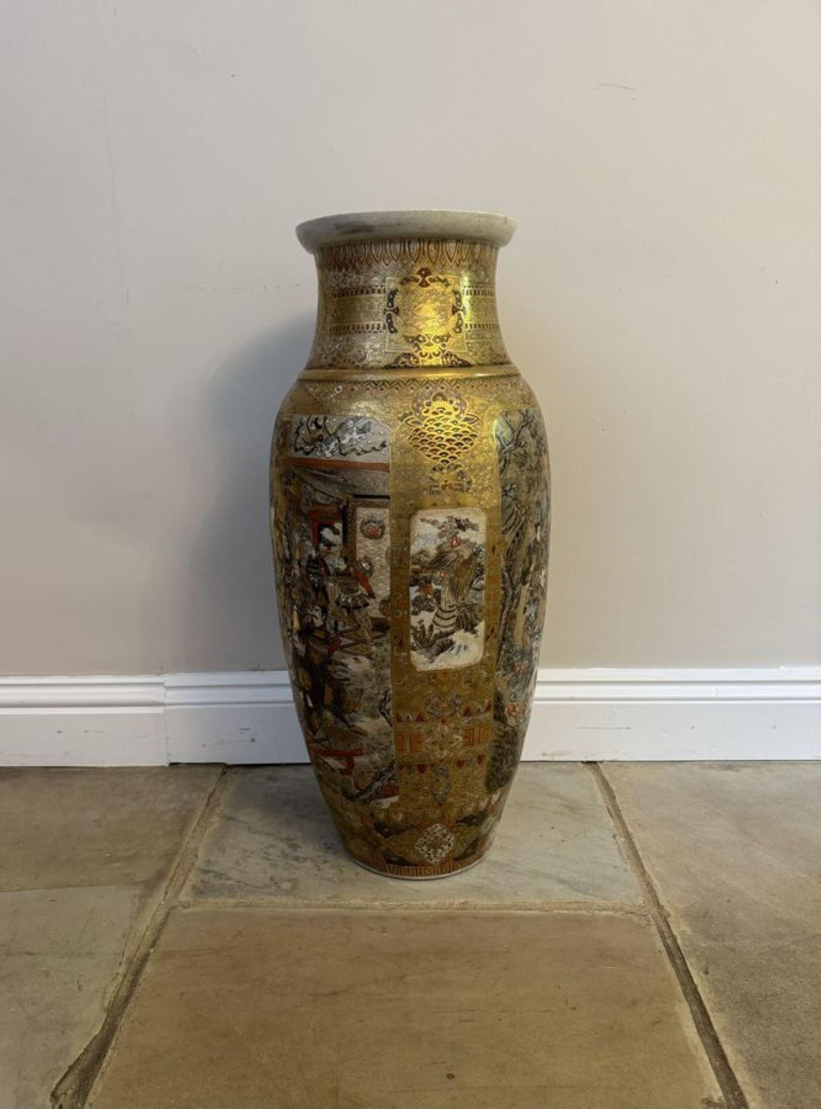 Eccezionale vaso da terra in satsuma giapponese di grande qualità del XIX secolo, altamente decorato con fantastiche scene figurative e paesaggistiche in splendidi colori oro, marrone, rosso, nero e bianco. 

D. 1880