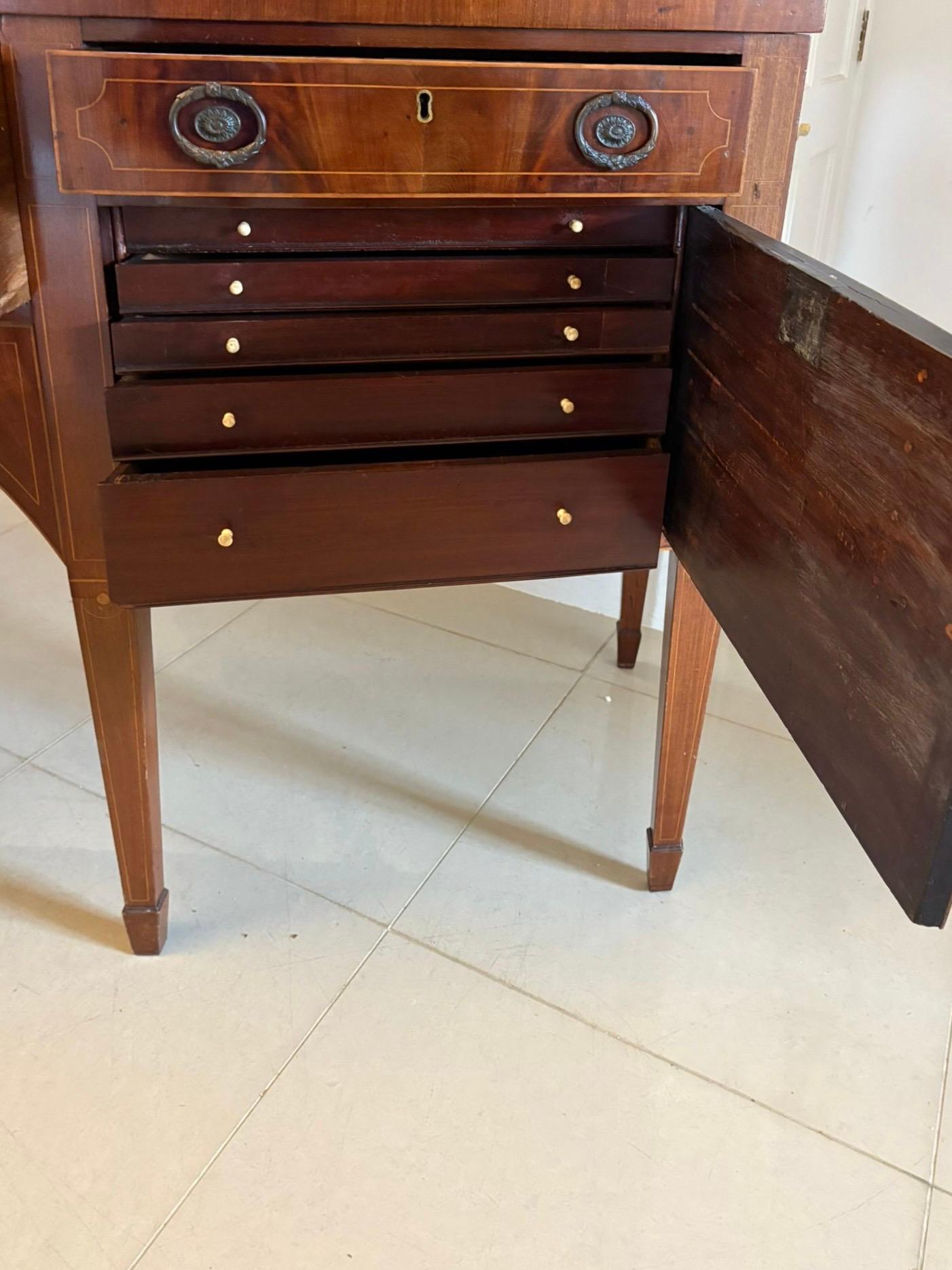 Outstanding Quality Antique Mahogany and Boxwood Strung Bow Fronted Sideboard en venta 4