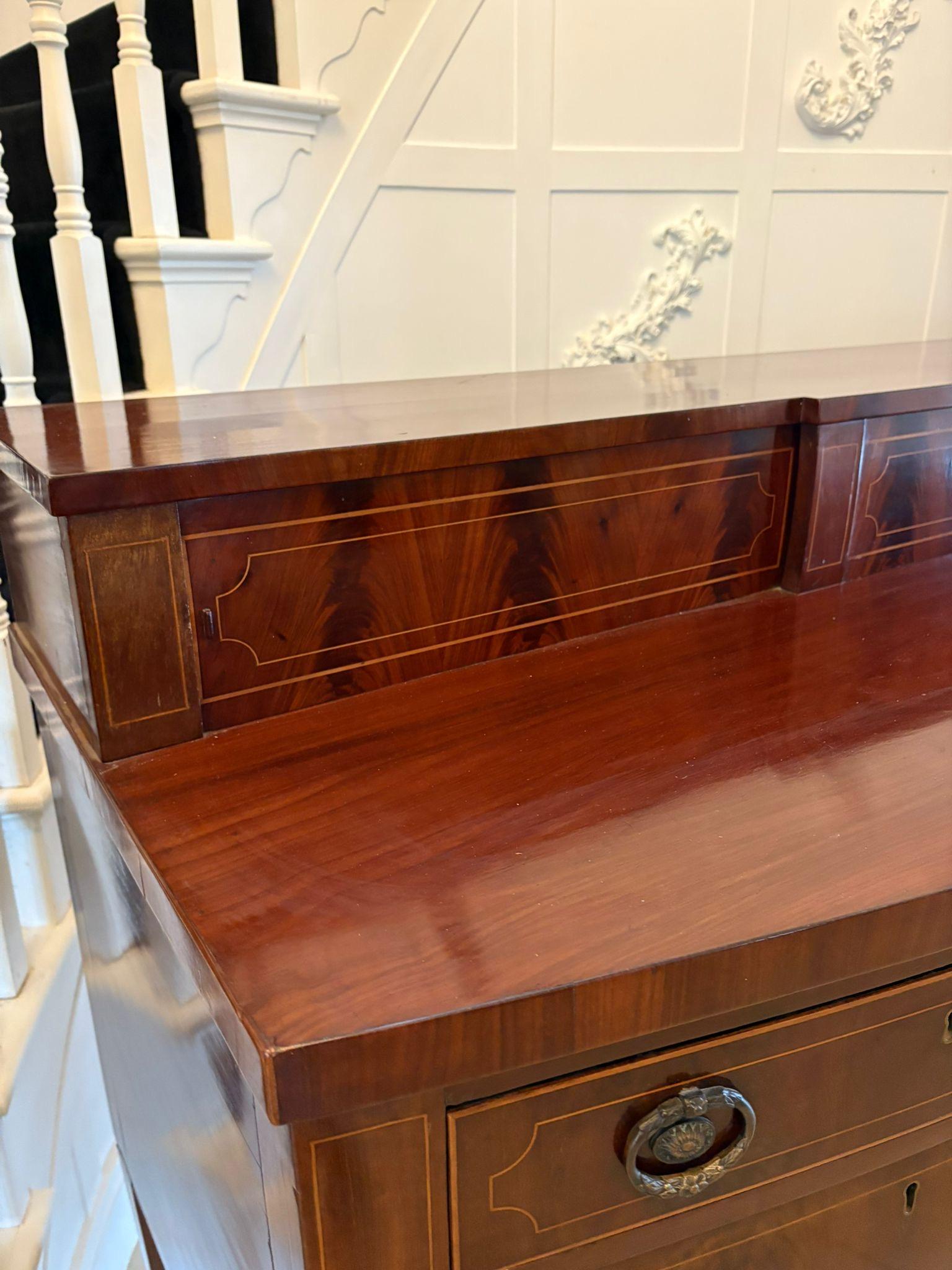Outstanding Quality Antique Mahogany and Boxwood Strung Bow Fronted Sideboard siglo XIX en venta