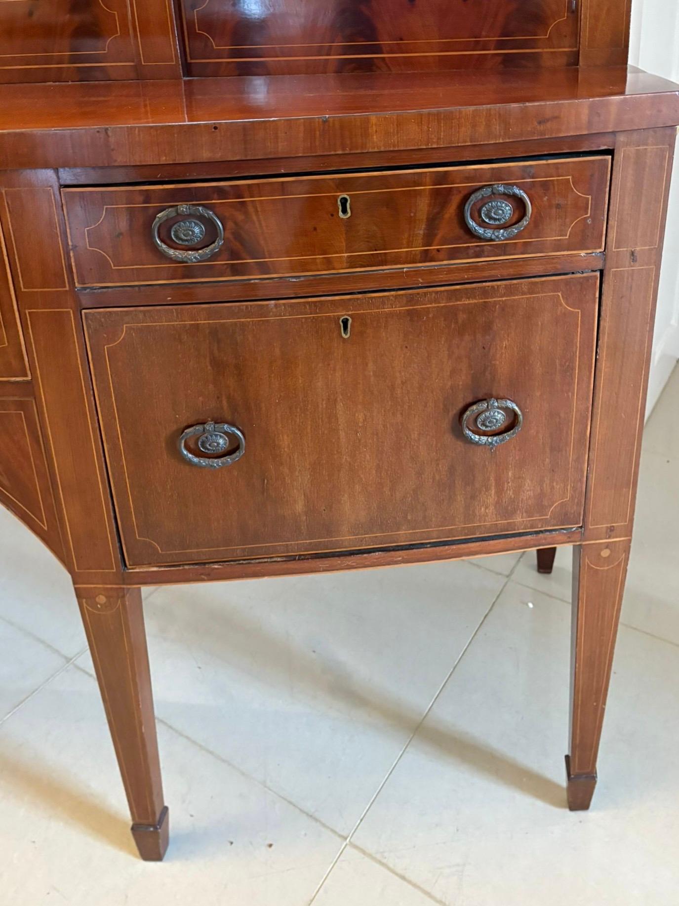 Outstanding Quality Antique Mahogany and Boxwood Strung Bow Fronted Sideboard en venta 1