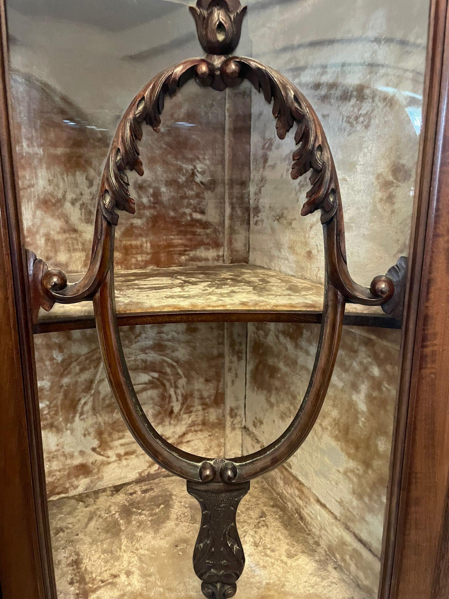 Vitrina antigua de caoba con incrustaciones en forma de serpentina de calidad excepcional en venta 4