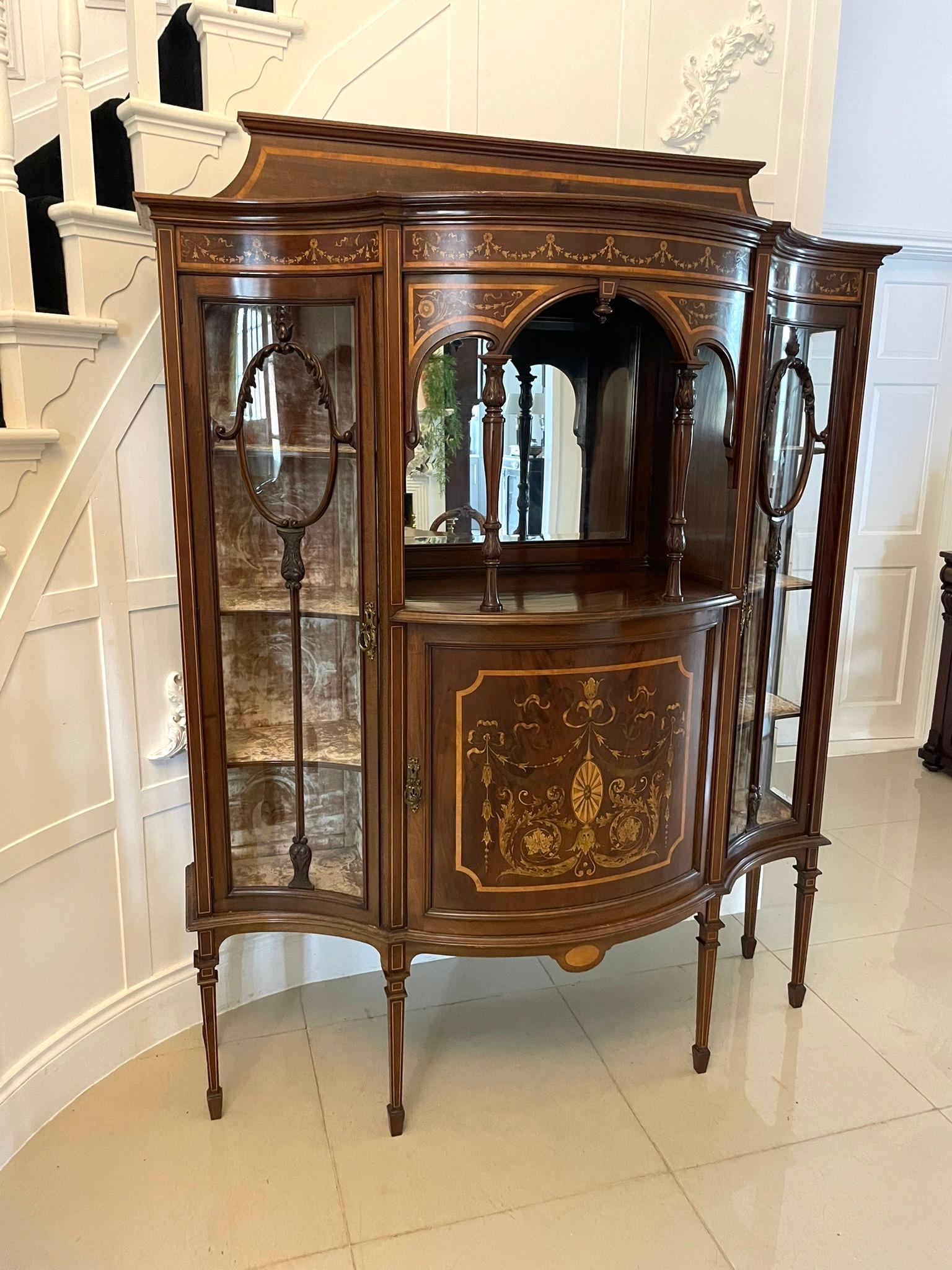 Vitrina antigua de caoba con incrustaciones en forma de serpentina de calidad excepcional en venta 7