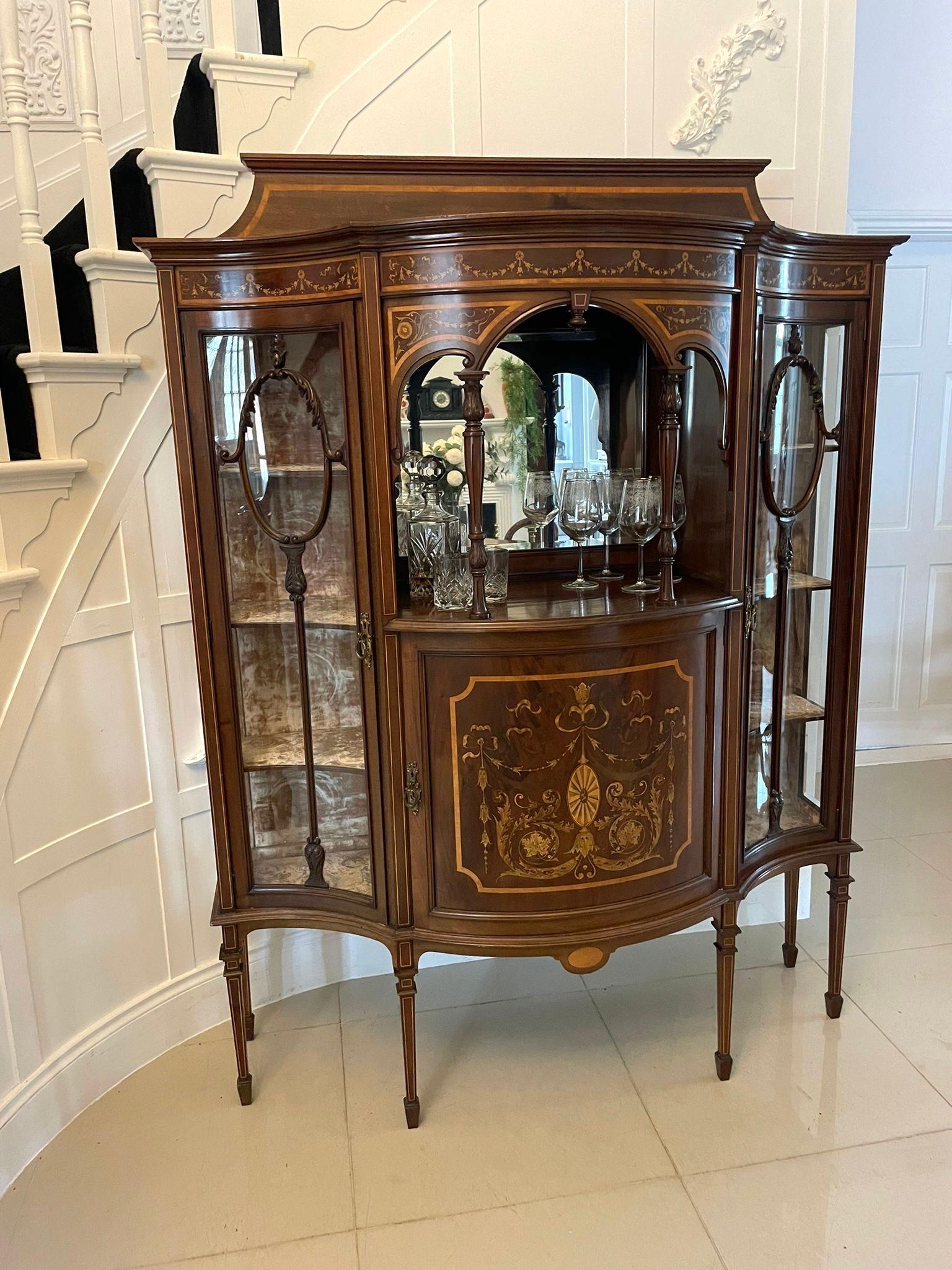 Vitrina antigua victoriana de caoba con incrustaciones en forma de serpentina de excelente calidad 
con un tablero bajo de madera de caoba satinada sobre un magnífico friso en forma de serpentina con incrustaciones de caoba, espejo biselado en el