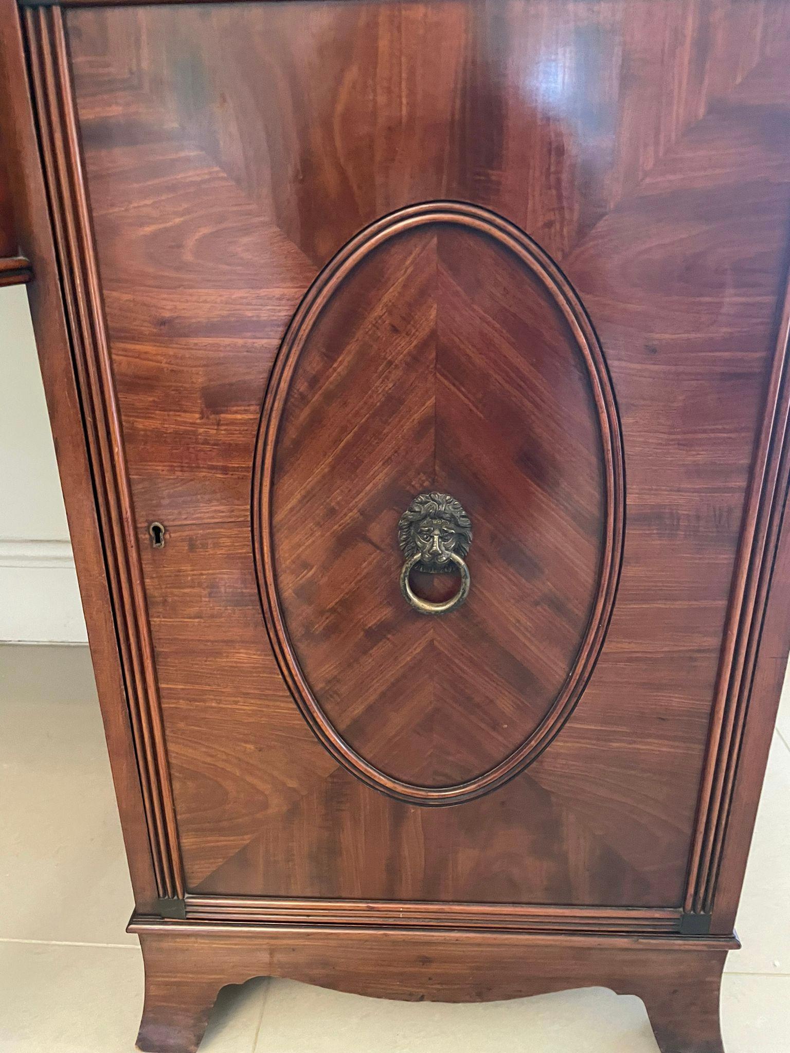 Credenza in mogano antico di eccezionale qualità di Goodalls of Manchester in vendita 6