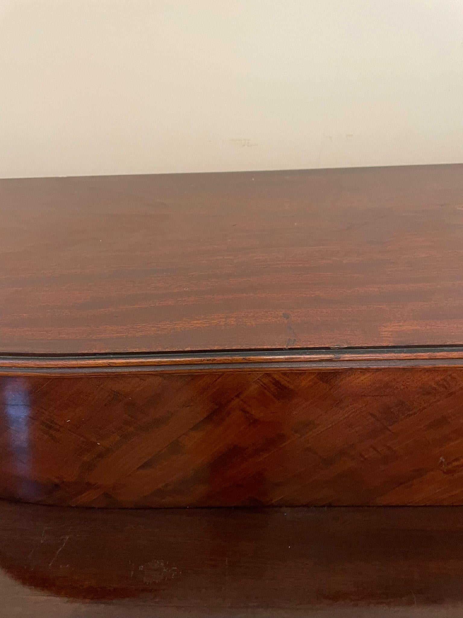 Eccezionale credenza antica in mogano dei primi del Novecento, con schienale a galleria in mogano di qualità e piano in mogano sagomato con bordo ribassato sopra una porta sagomata in mogano figurato, affiancata da due fianchi sagomati ad arco con