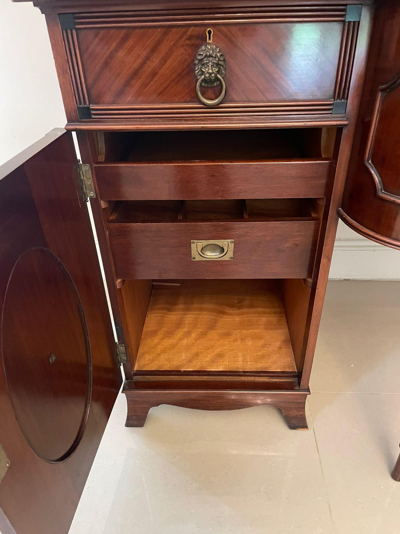 Ottone Credenza in mogano antico di eccezionale qualità di Goodalls of Manchester in vendita