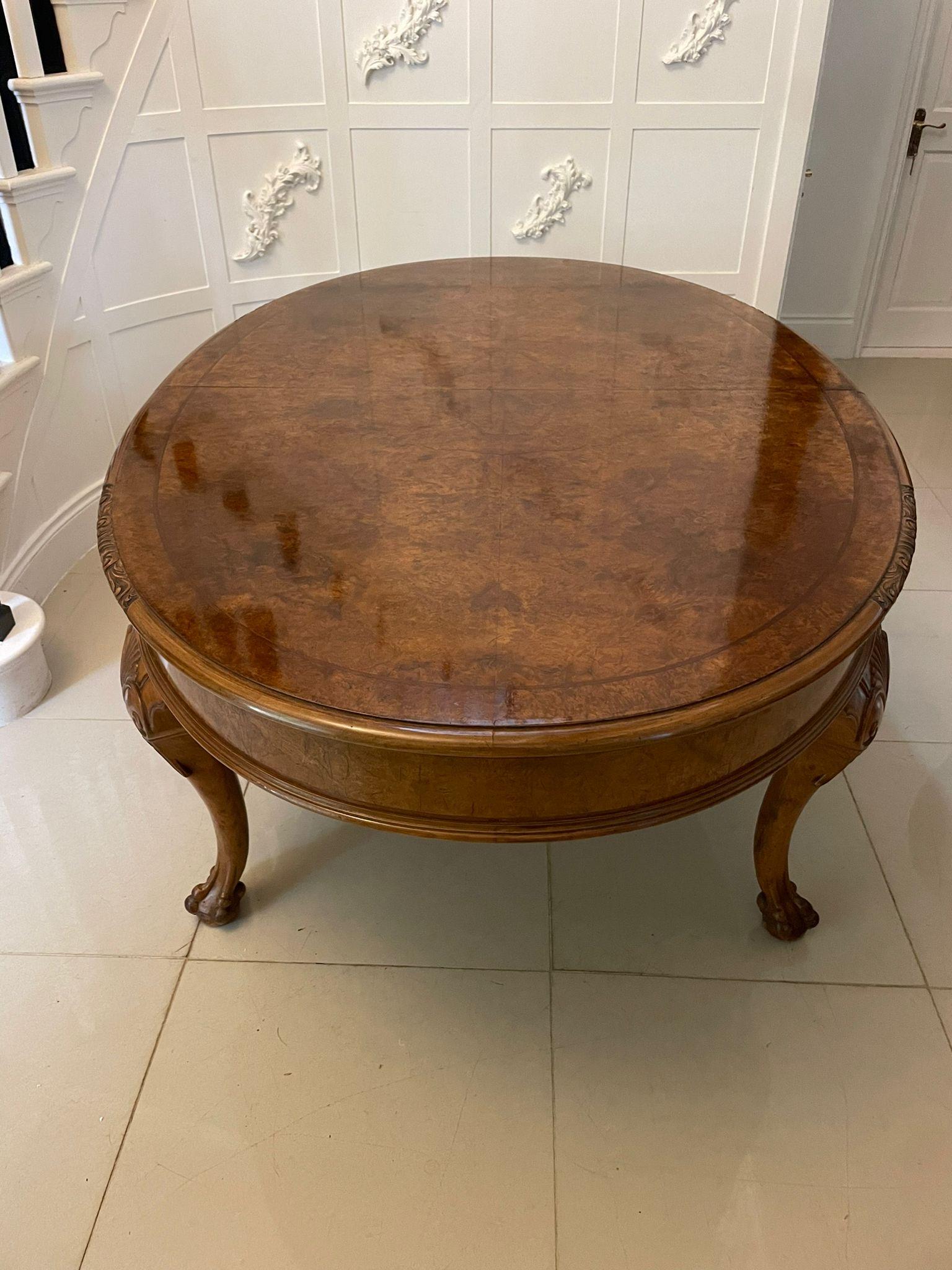 Outstanding Quality Antique Oval Burr Walnut 8 Seater Dining Table In Good Condition For Sale In Suffolk, GB