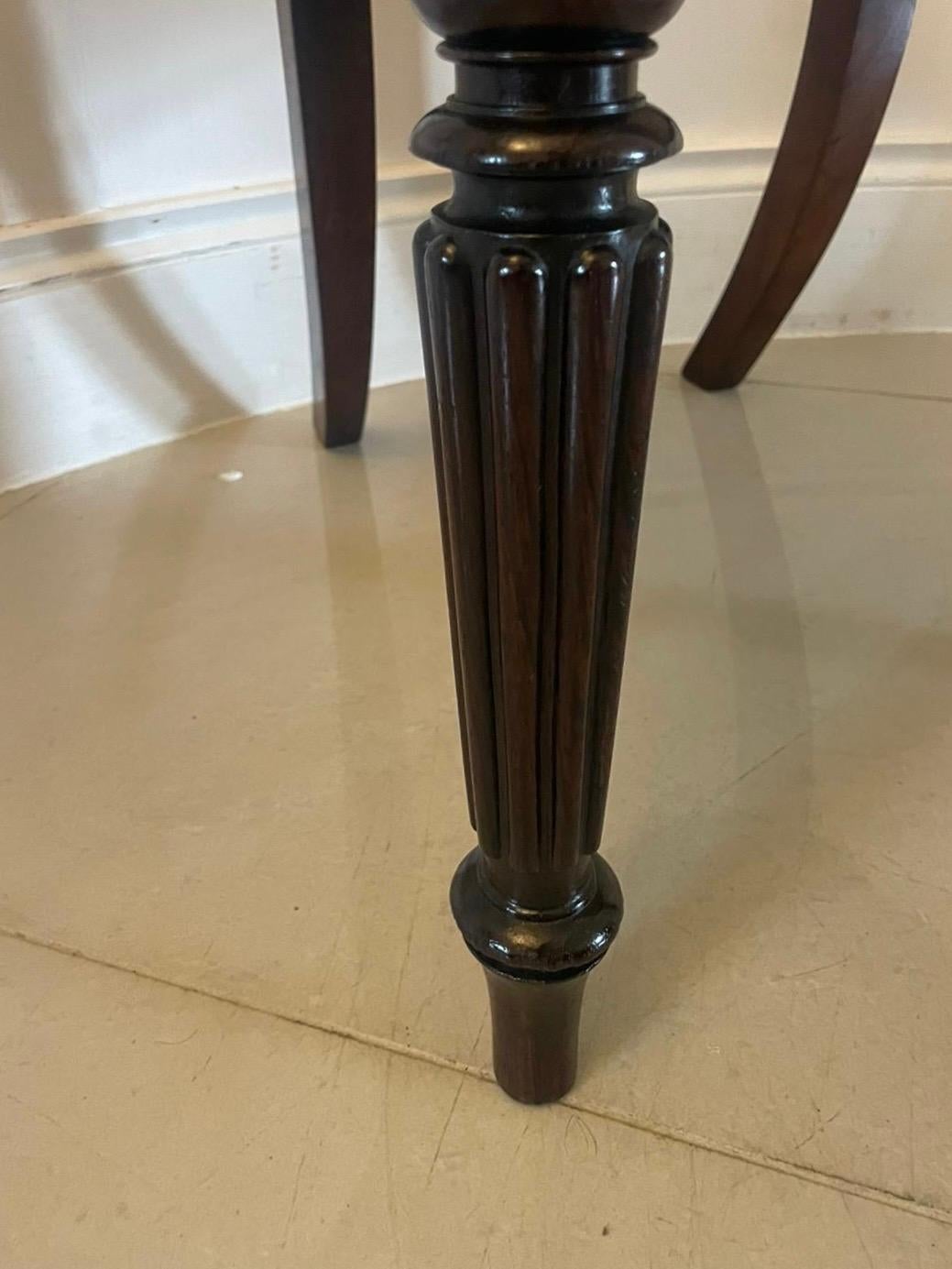 Set di 8 sedie da pranzo in palissandro intagliato di qualità eccezionale. in vendita 4