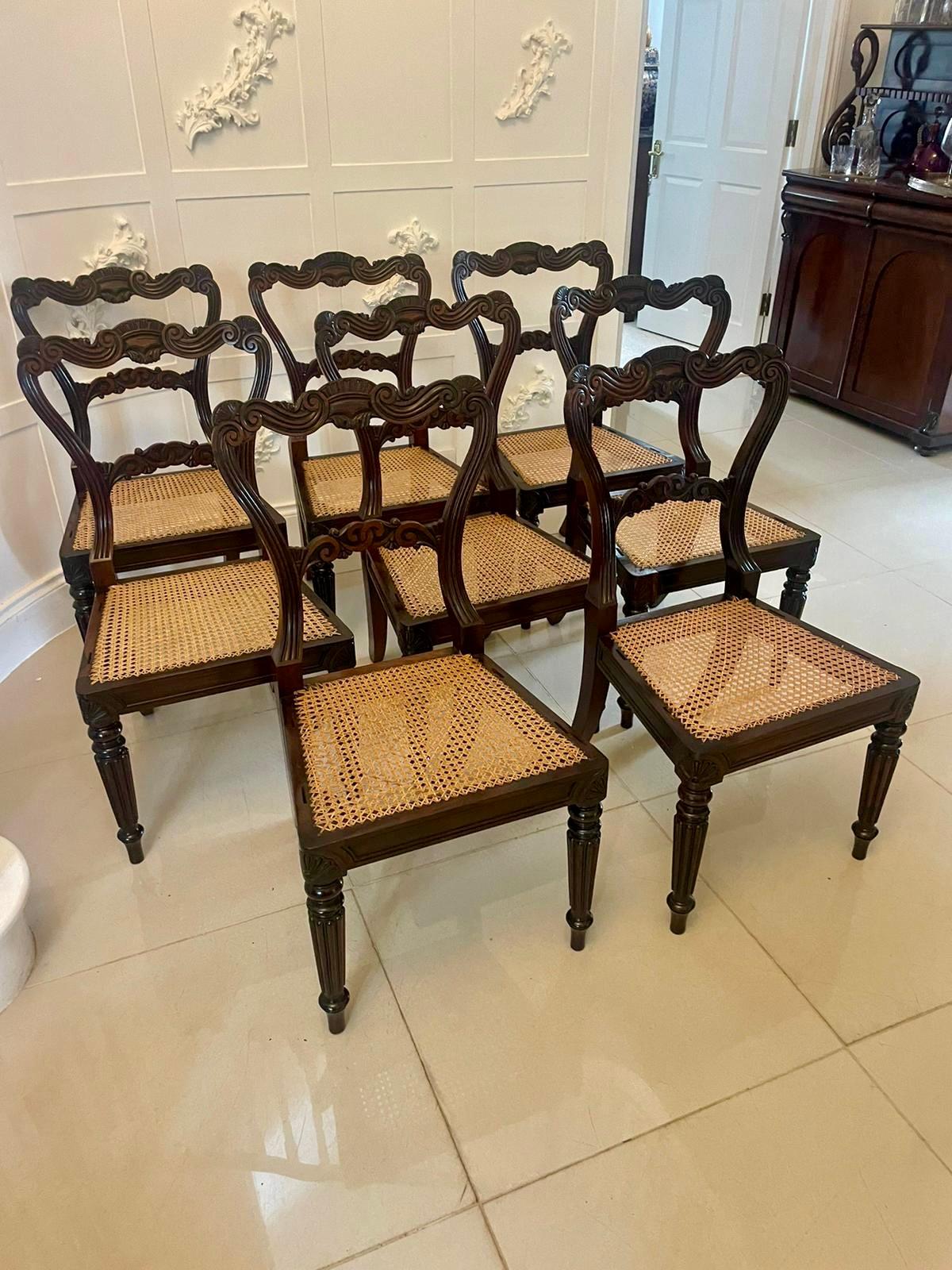 Set di 8 sedie da pranzo in legno di palissandro intagliato di qualità eccezionale, con schienale sagomato in legno di palissandro intagliato e stecca centrale intagliata, sedili in bergere in perfette condizioni, fregio sagomato in legno di
