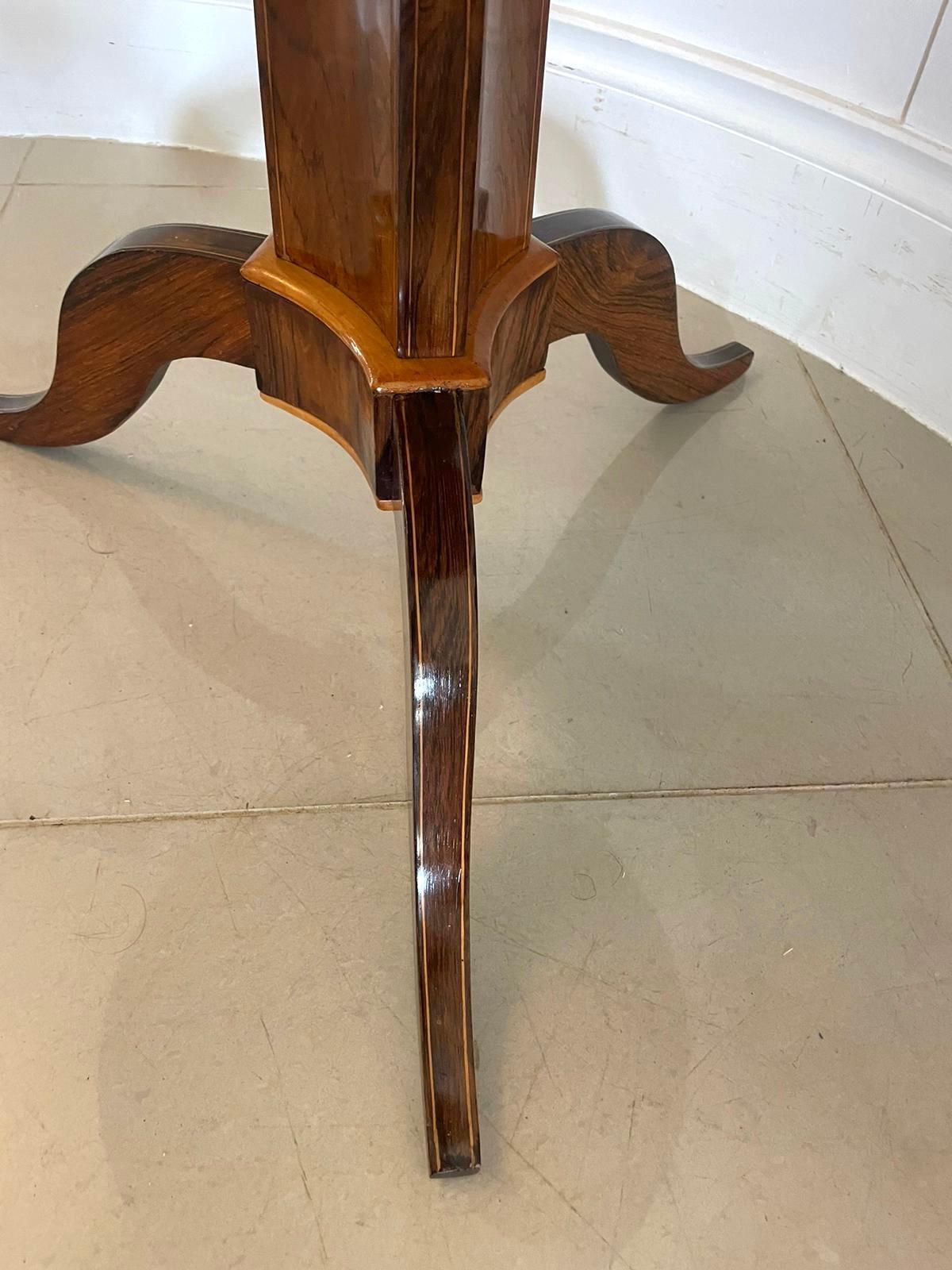 Tavolo da lampada circolare intarsiato in palissandro antico di qualità eccezionale in vendita 3