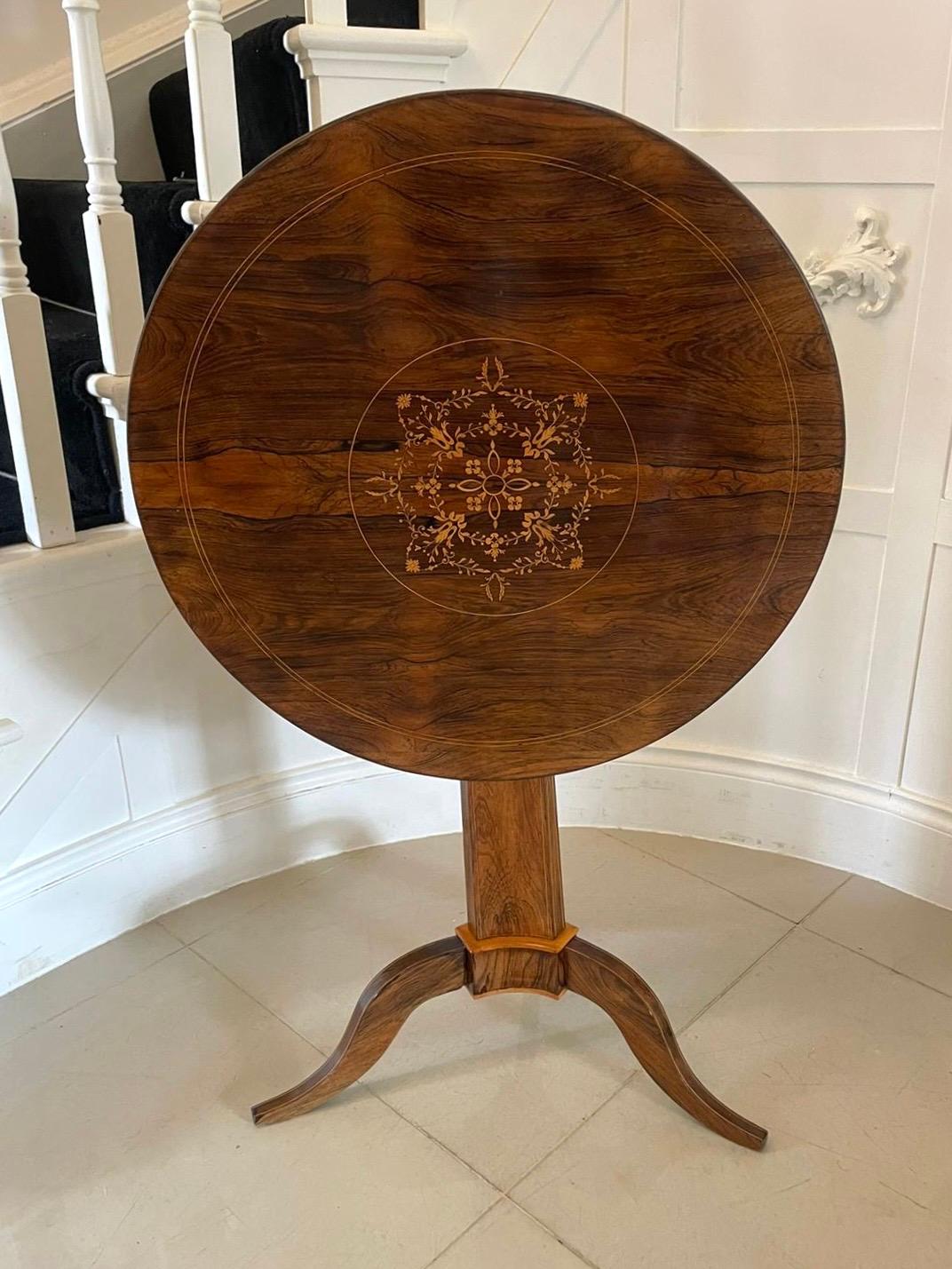 Tavolo da lampada circolare intarsiato in palissandro di qualità eccellente con piano circolare in palissandro con intarsi in raso al centro, sostenuto da una deliziosa colonna con piedistallo sagomato che poggia su tre eleganti gambe cabriole