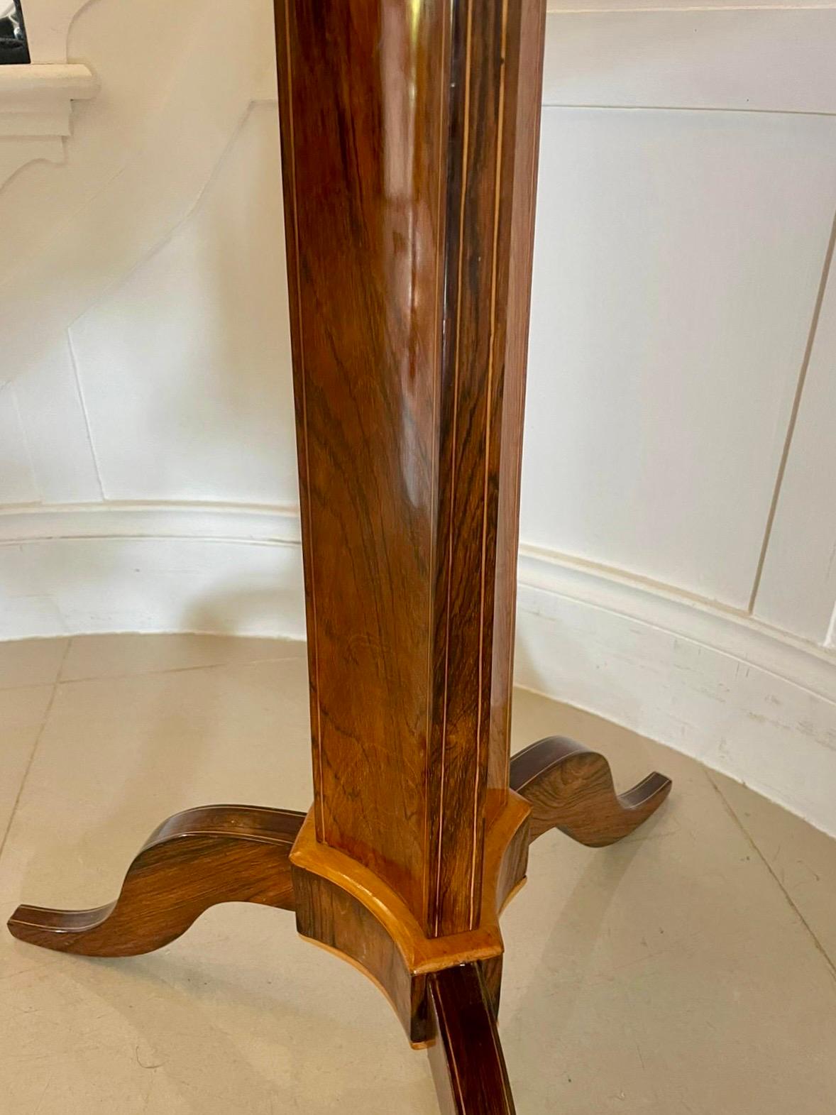 Intarsio Tavolo da lampada circolare intarsiato in palissandro antico di qualità eccezionale in vendita