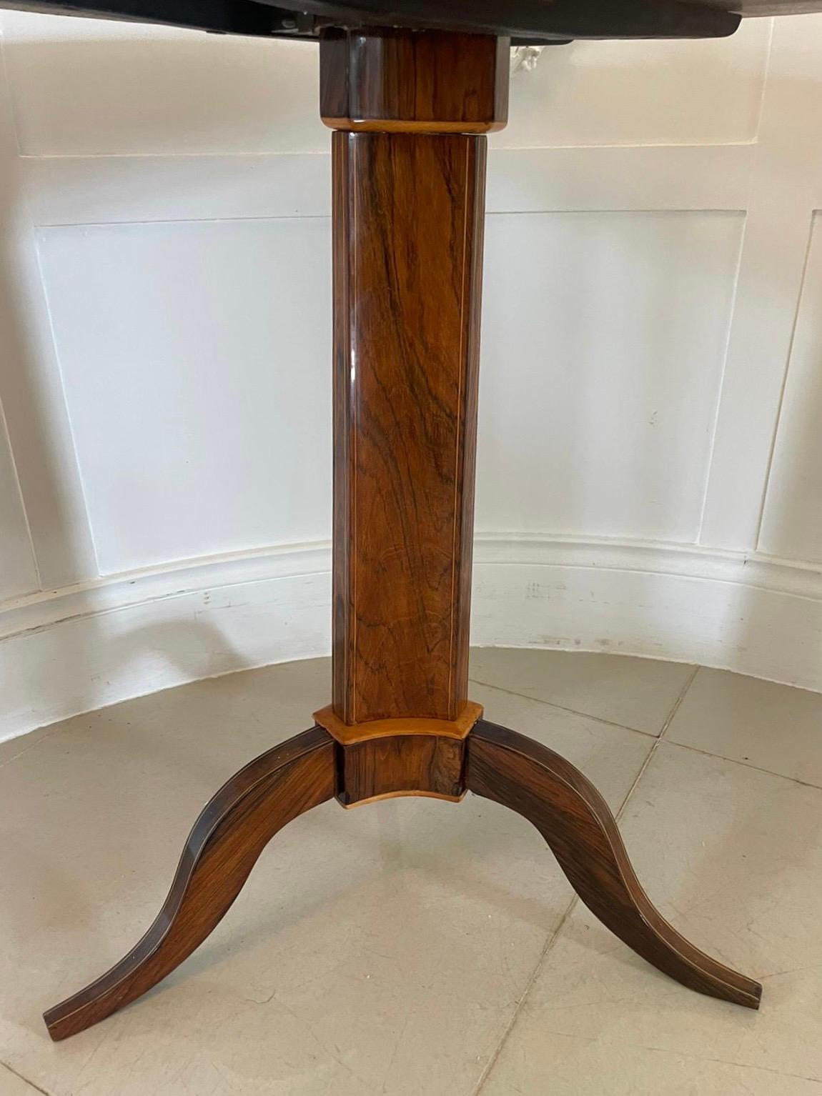 Tavolo da lampada circolare intarsiato in palissandro antico di qualità eccezionale in vendita 1
