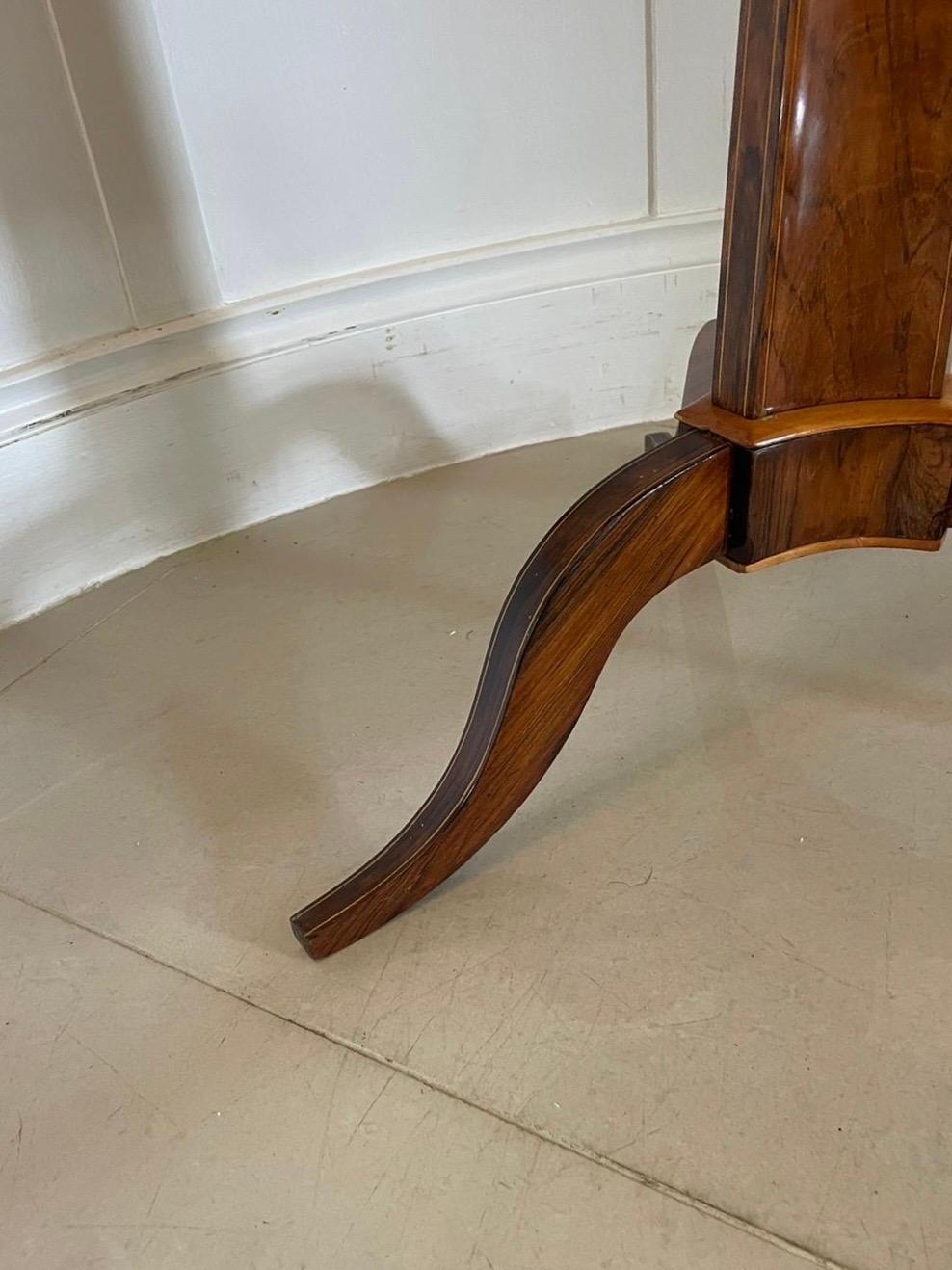 Tavolo da lampada circolare intarsiato in palissandro antico di qualità eccezionale in vendita 2