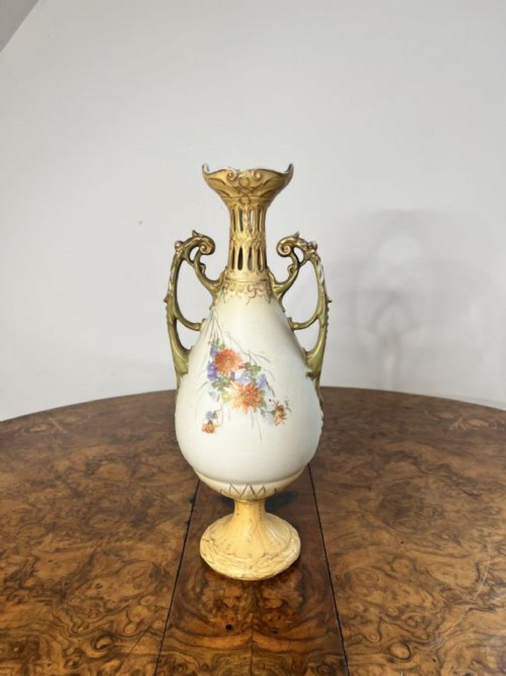 Outstanding quality antique Royal Vienna centrepiece and side vases  In Good Condition For Sale In Ipswich, GB