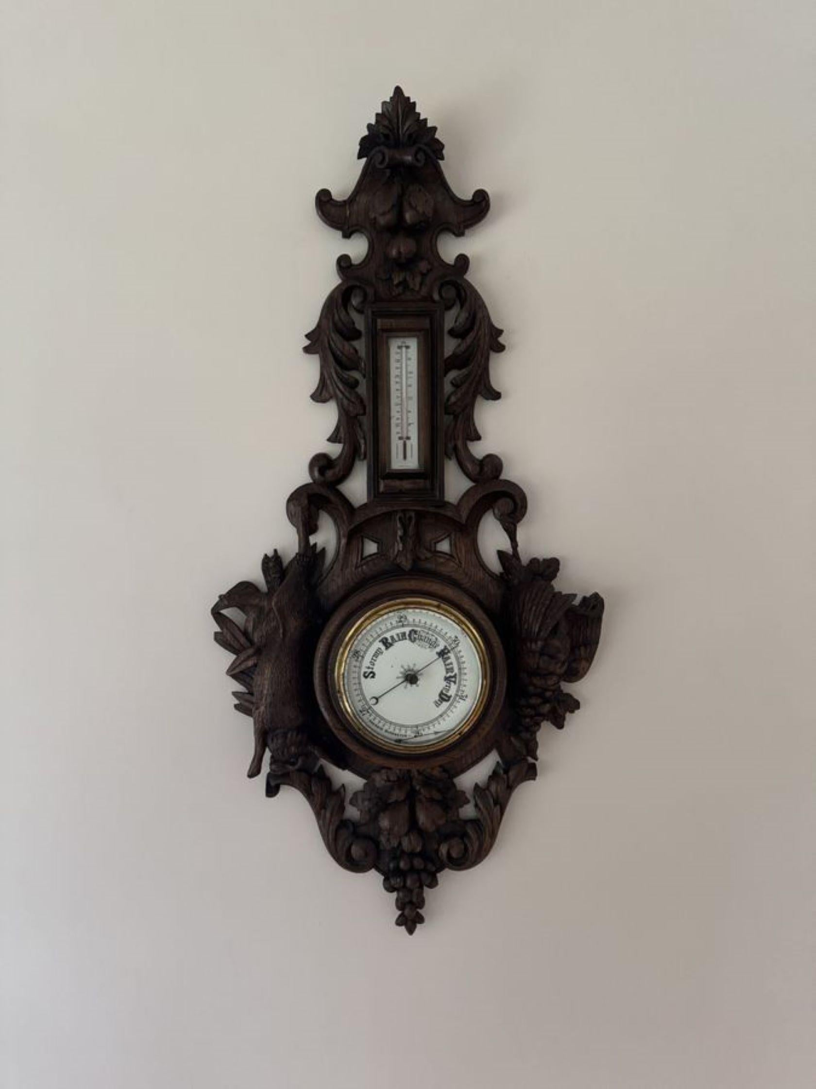 Barometro androide di qualità antica vittoriana Black Forest con cassa in Oak Oak di qualità eccezionale con foglie, volute, frutta e selvaggina che circondano il barometro con quadrante circolare in porcellana, lancette e lunetta originali e