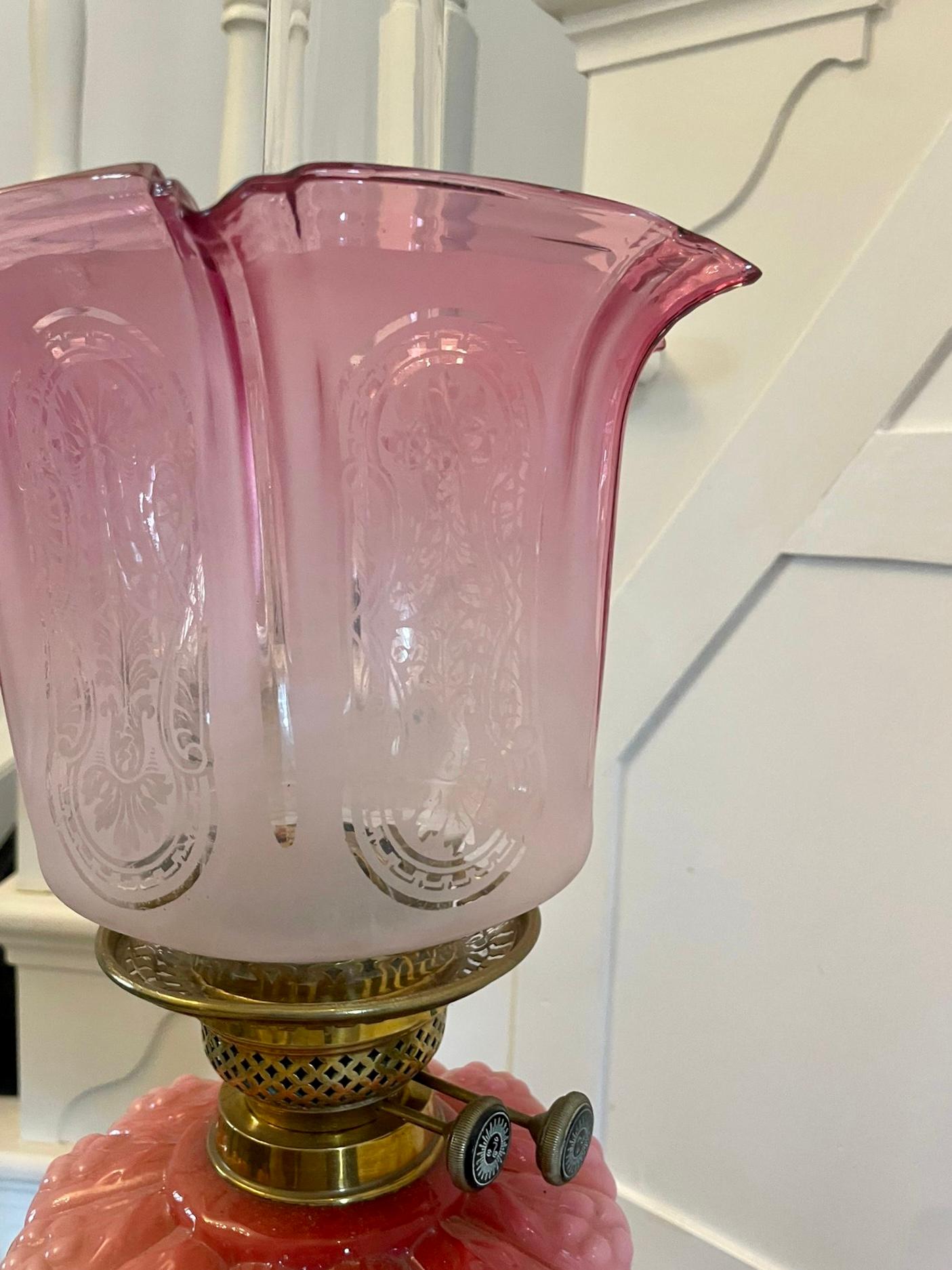 Outstanding Quality Antique Victorian Brass and Pink Glass Oil Lamp In Good Condition In Suffolk, GB