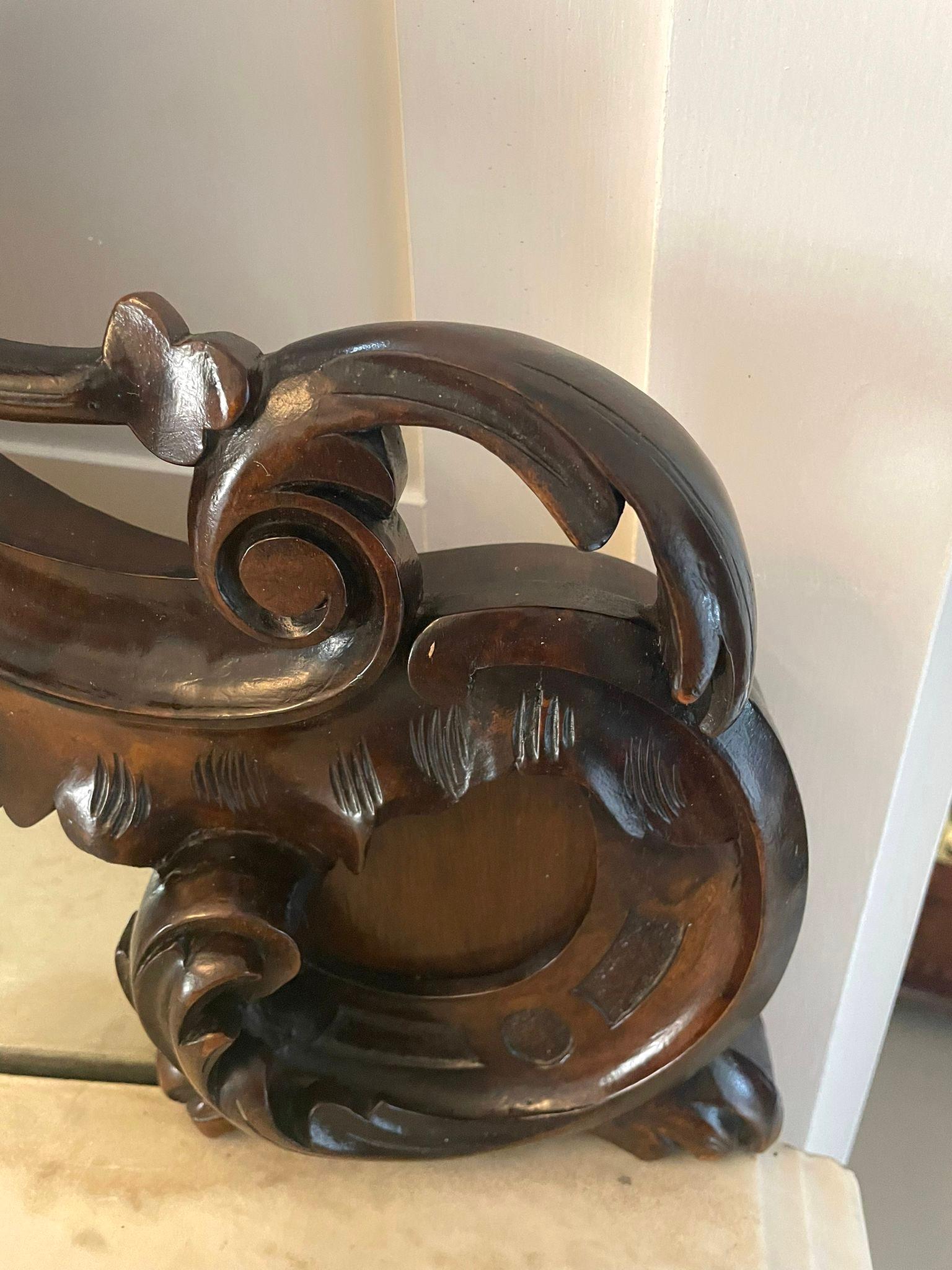 Ancienne crédence victorienne en ronce de noyer sculptée et à dos de miroir d'une qualité exceptionnelle en vente 3