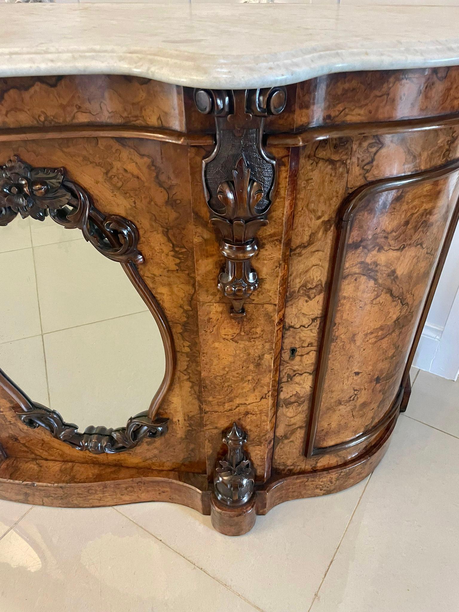 Ancienne crédence victorienne en ronce de noyer sculptée et à dos de miroir d'une qualité exceptionnelle en vente 7