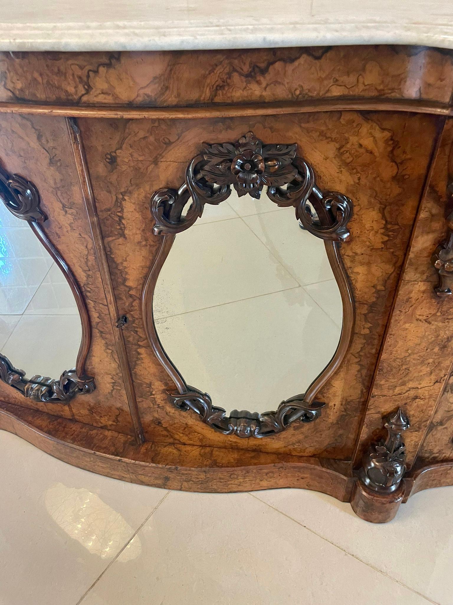 Ancienne crédence victorienne en ronce de noyer sculptée et à dos de miroir d'une qualité exceptionnelle en vente 8