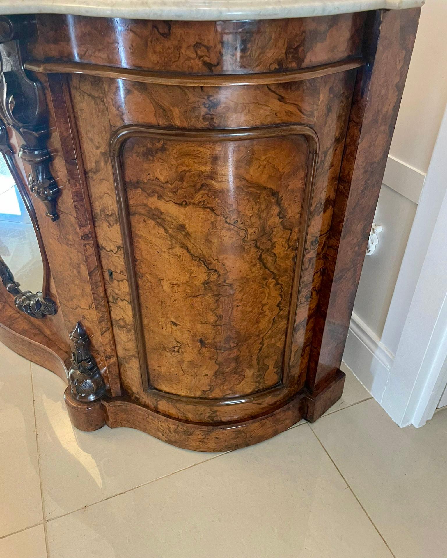 Anglais Ancienne crédence victorienne en ronce de noyer sculptée et à dos de miroir d'une qualité exceptionnelle en vente