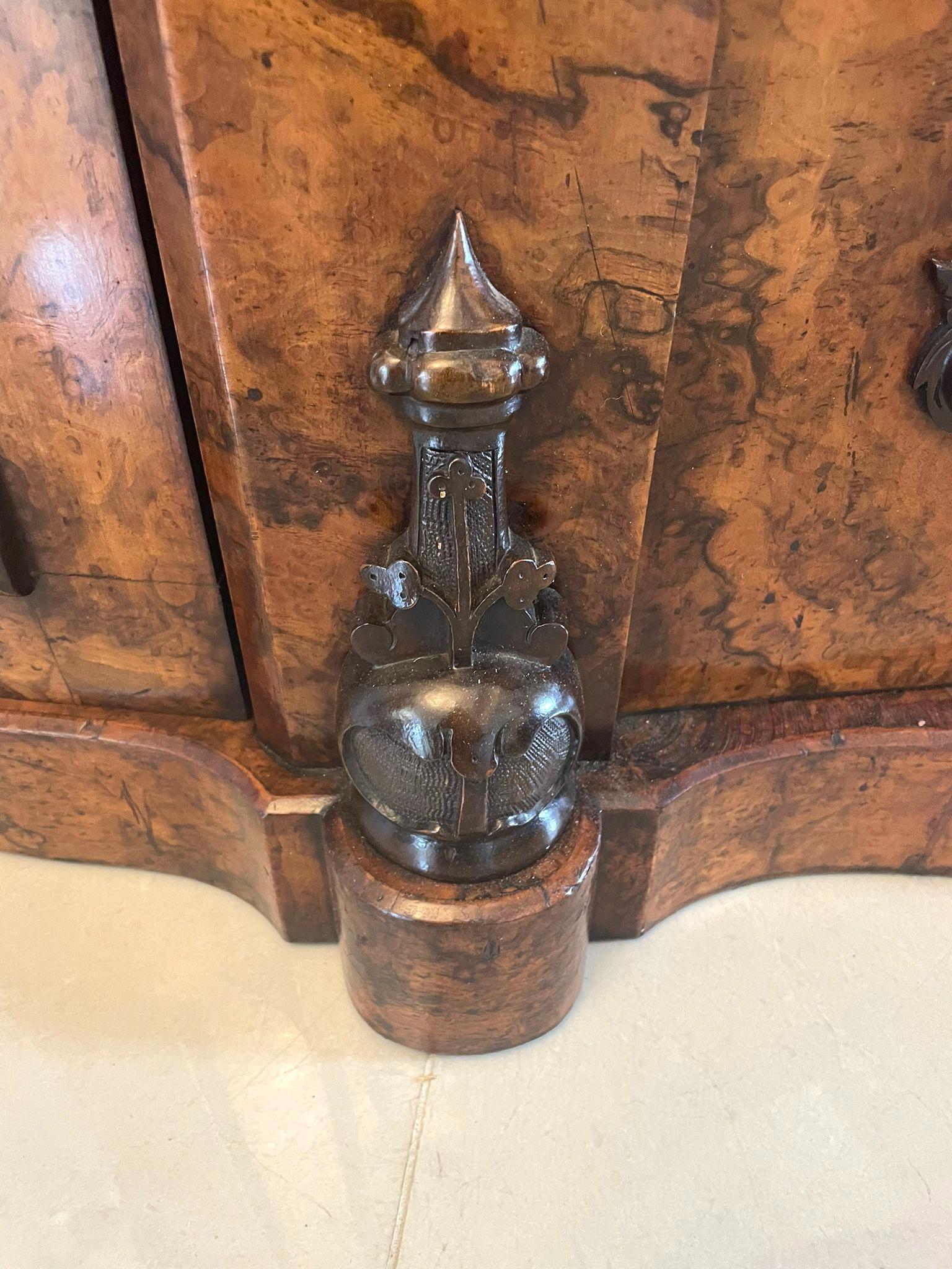 Ancienne crédence victorienne en ronce de noyer sculptée et à dos de miroir d'une qualité exceptionnelle Bon état - En vente à Suffolk, GB