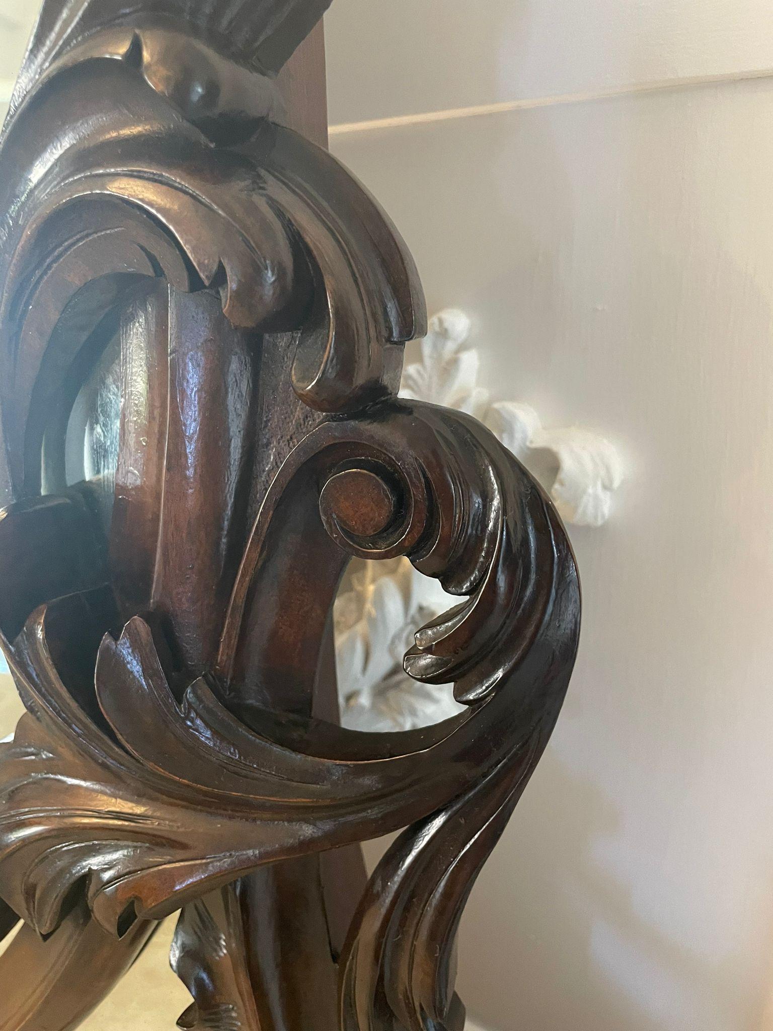 XIXe siècle Ancienne crédence victorienne en ronce de noyer sculptée et à dos de miroir d'une qualité exceptionnelle en vente