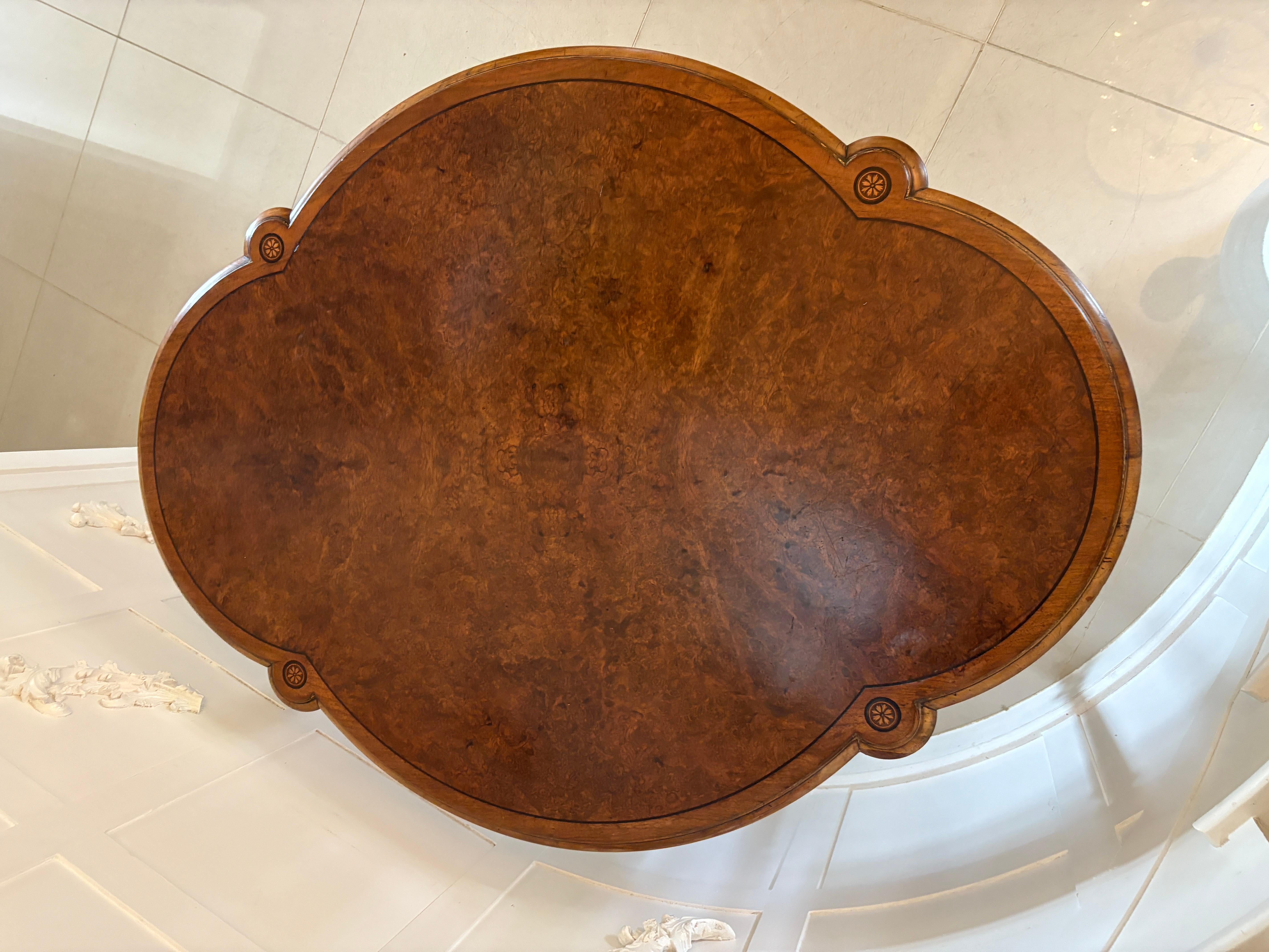 Table de centre en ronce de noyer de style victorien incrustée, d'une qualité exceptionnelle en vente 2