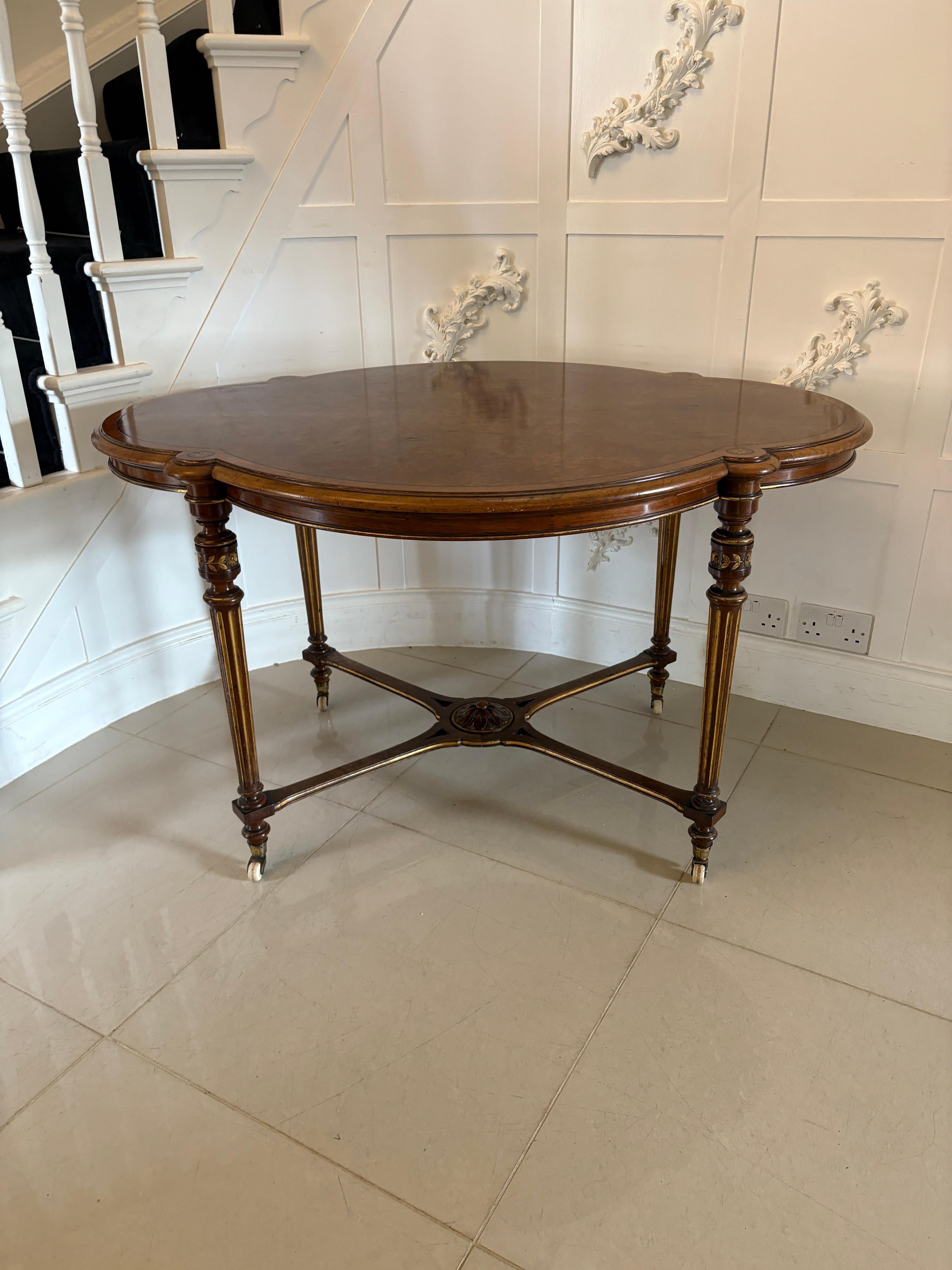 Table de centre en ronce de noyer de style victorien incrustée, d'une qualité exceptionnelle en vente 3
